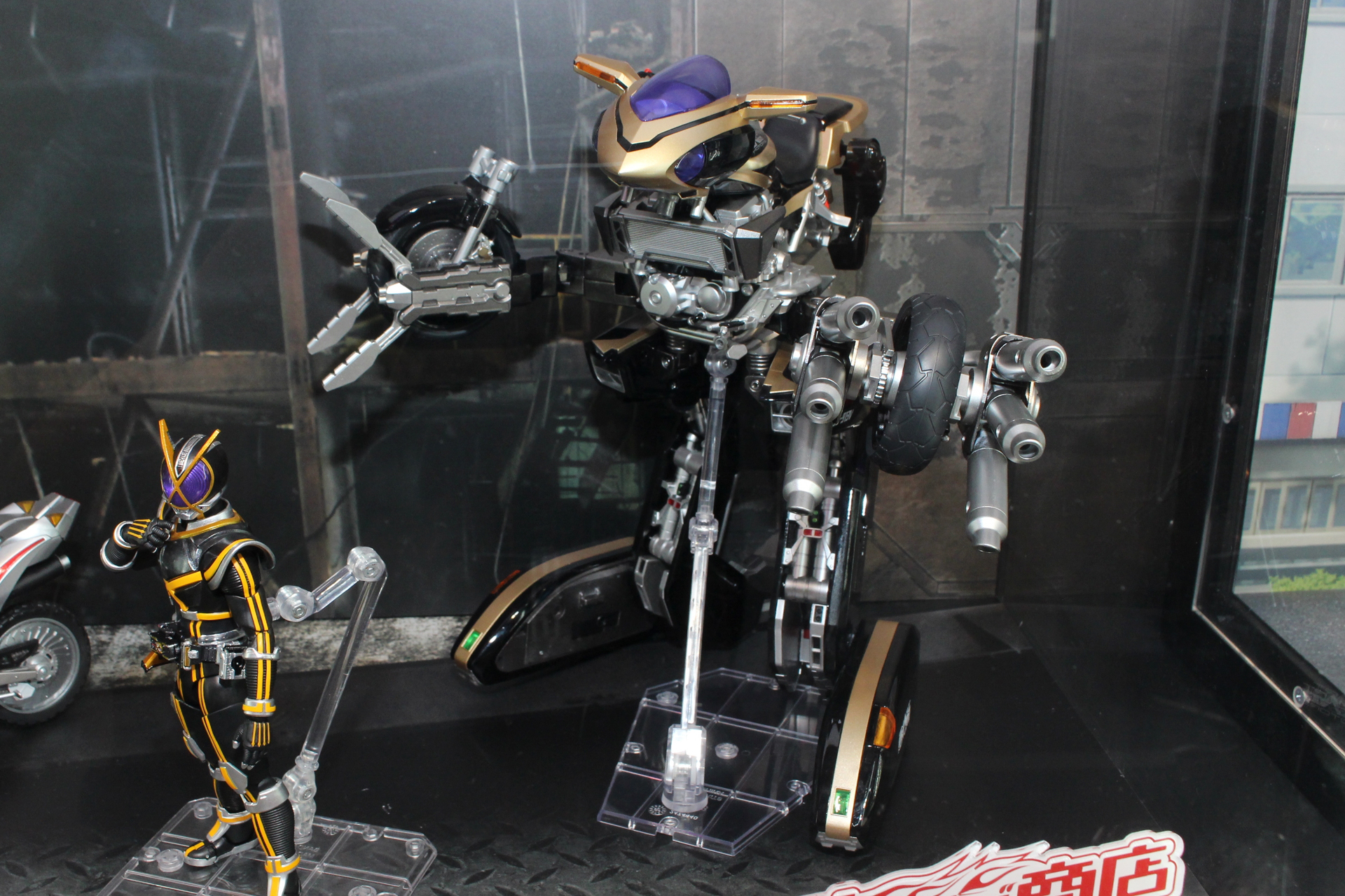 「S.H.Figuarts サイドバッシャー」。2026年5月発送予定。価格は33,000円。プレミアムバンダイ販売商品（左の「S.H.Figuarts（真骨彫製法）仮面ライダーカイザ」は別売り）