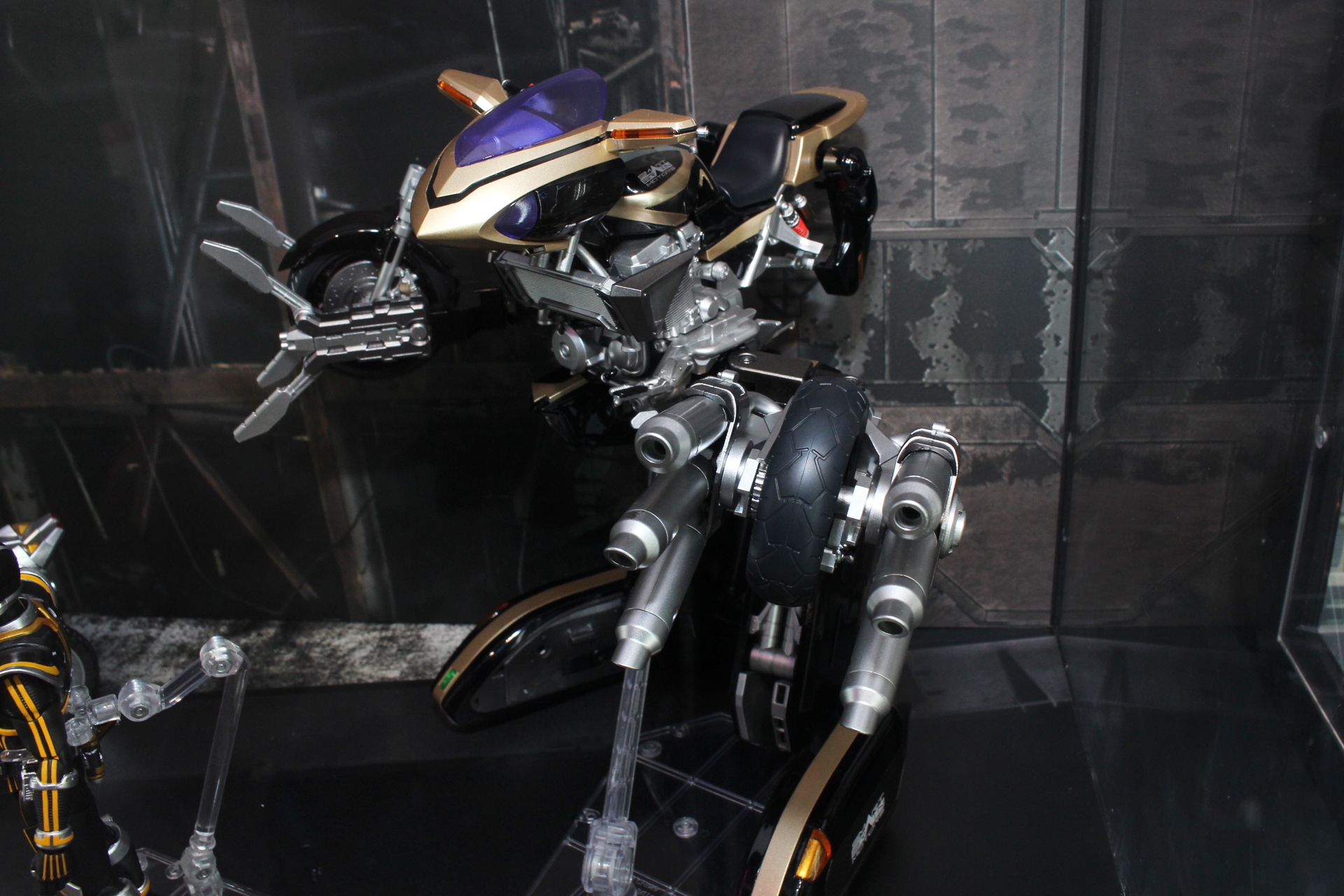 恐竜のようなフォルムのバトルモード。全高のサイズはまだ未発表だが、かなり大きい