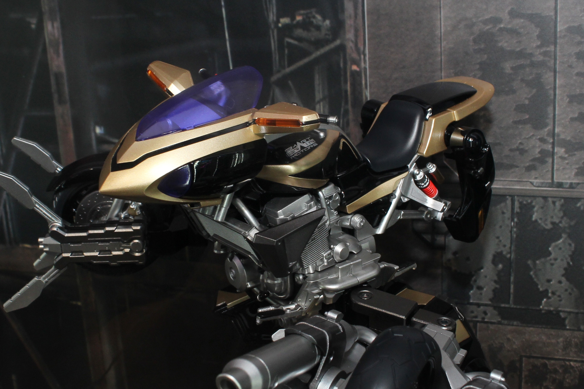 バイクのタイヤ以外の部分がほぼそのまま上半身になっている