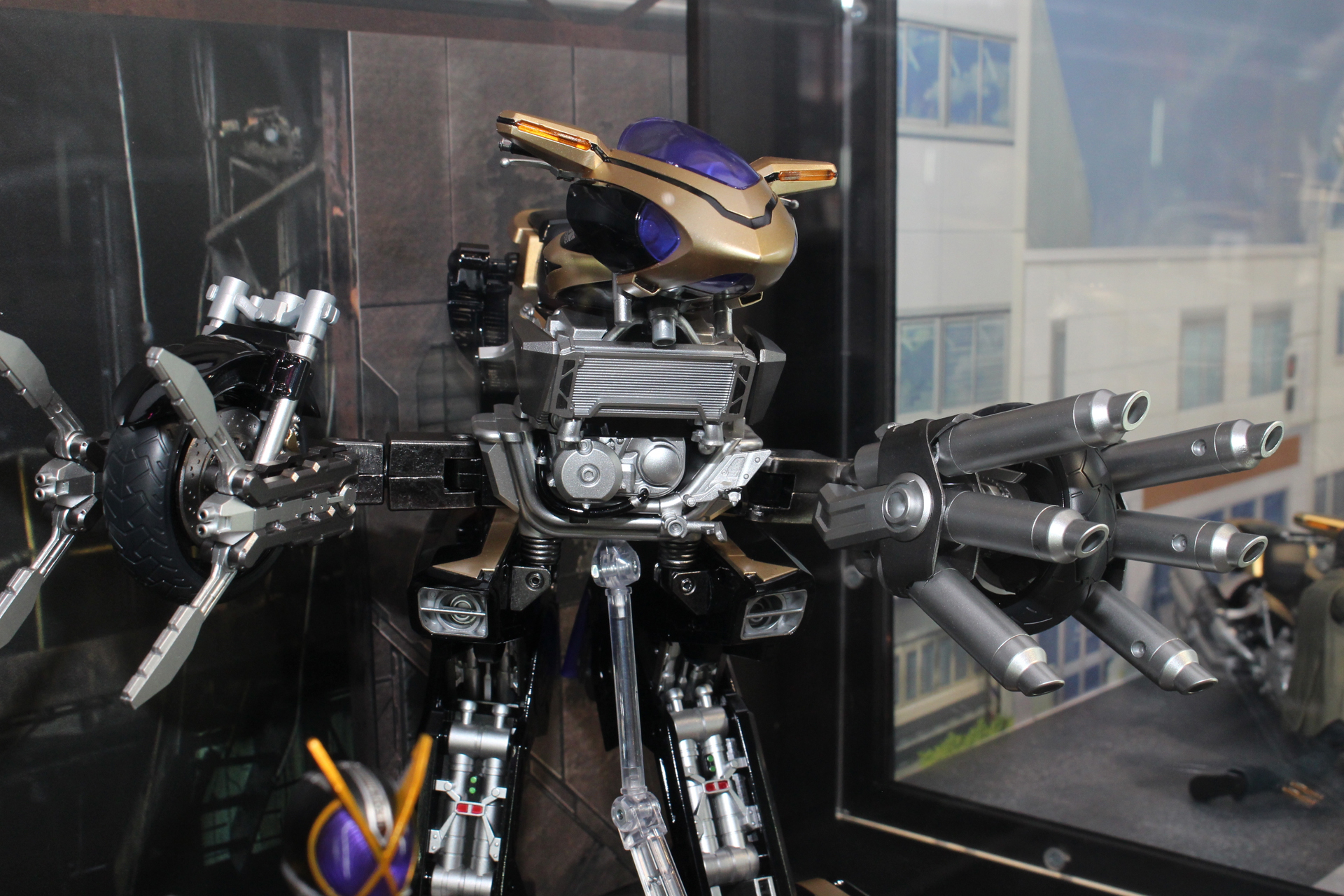 6本のマフラーが左腕の6連のエクザップバスターとなる