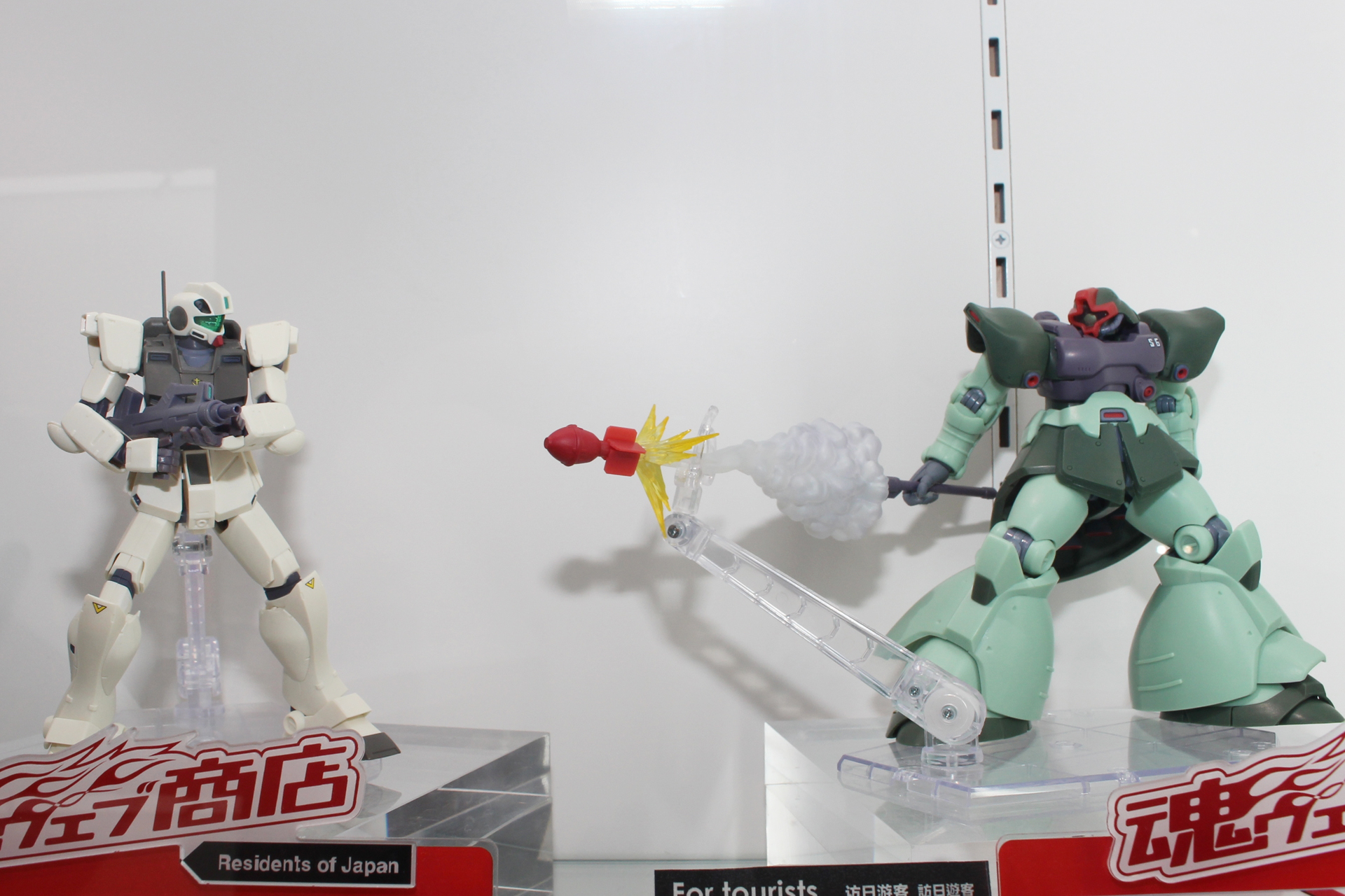 左から「RGM-79G ジム・コマンド ver. A.N.I.M.E. ～コロニー戦仕様～」と「MS-09R-2 リック・ドムII ver. A.N.I.M.E. ～コロニー戦仕様～」