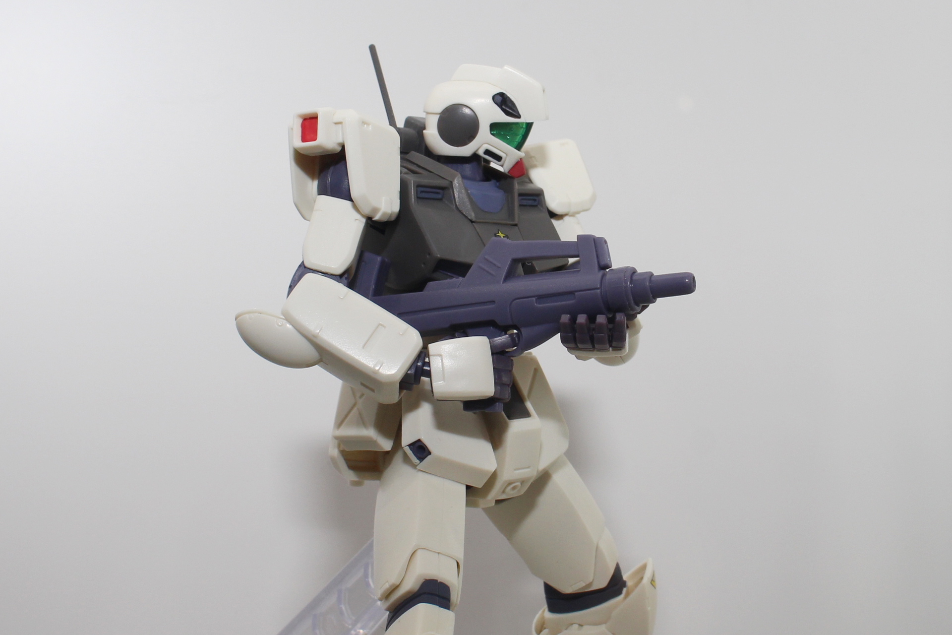 武装はブルパップ・マシンガンとビームサーベル、シールドとなる