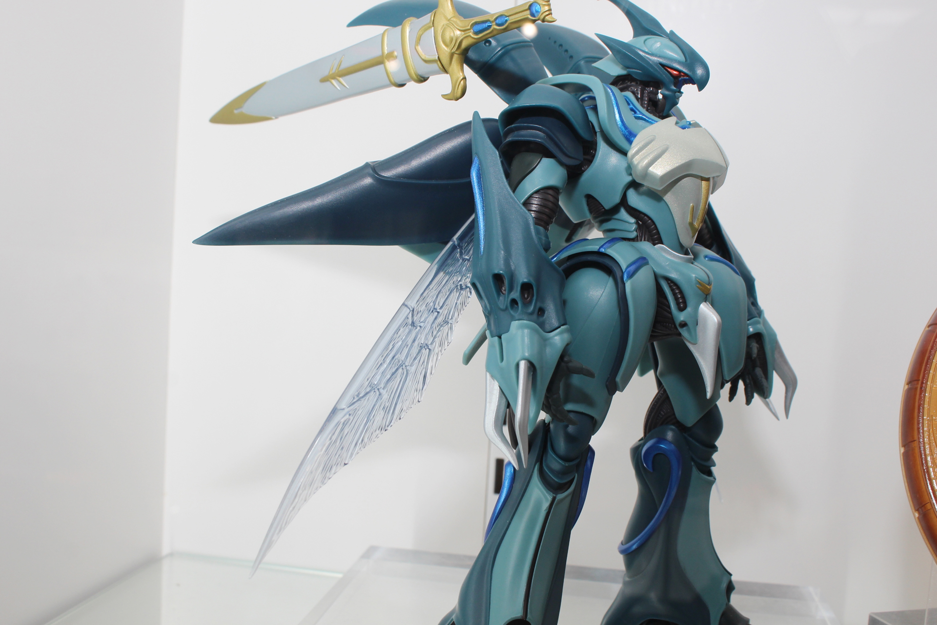 「ROBOT魂 ＜SIDE AB＞」シリーズではおなじみのクリア成形の翅を装備。もちろん飛行時の展開も可能だ