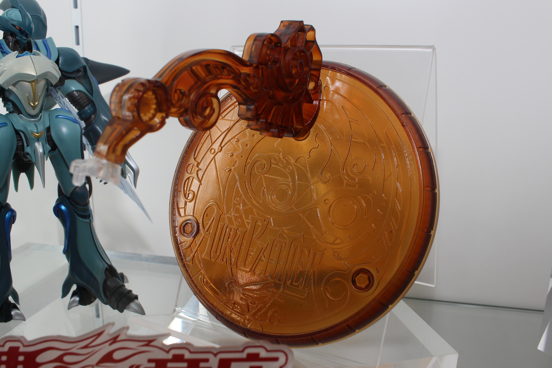 こちらが専用の台座。ベースの模様だけでなく、アーム部分の凝った造形にも注目だ