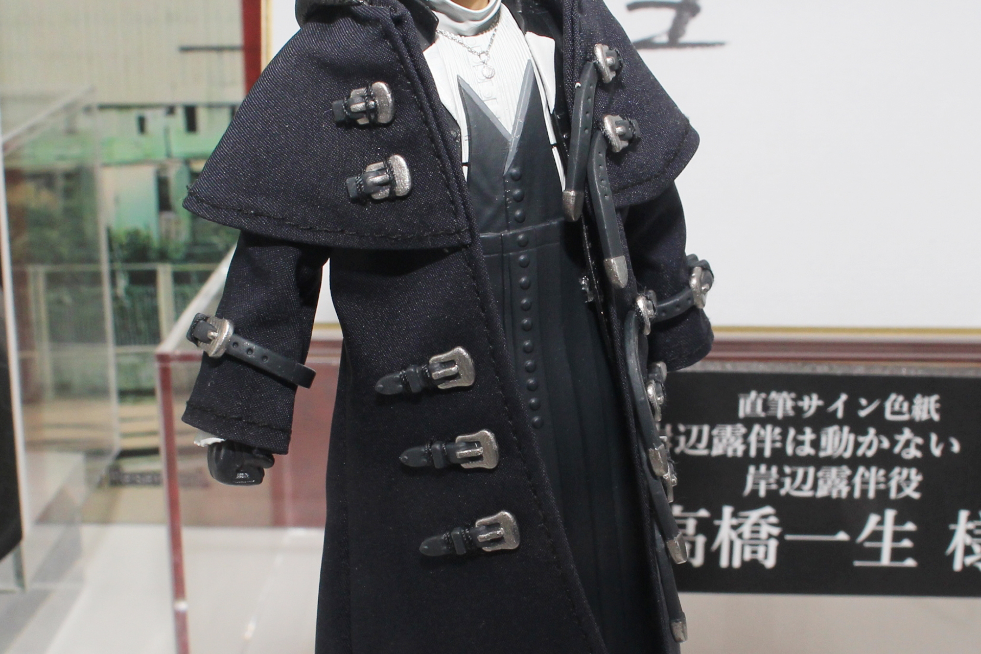 展示サンプルはコートを着ているので見づらいが、中のスーツもかなり凝った造形になっている