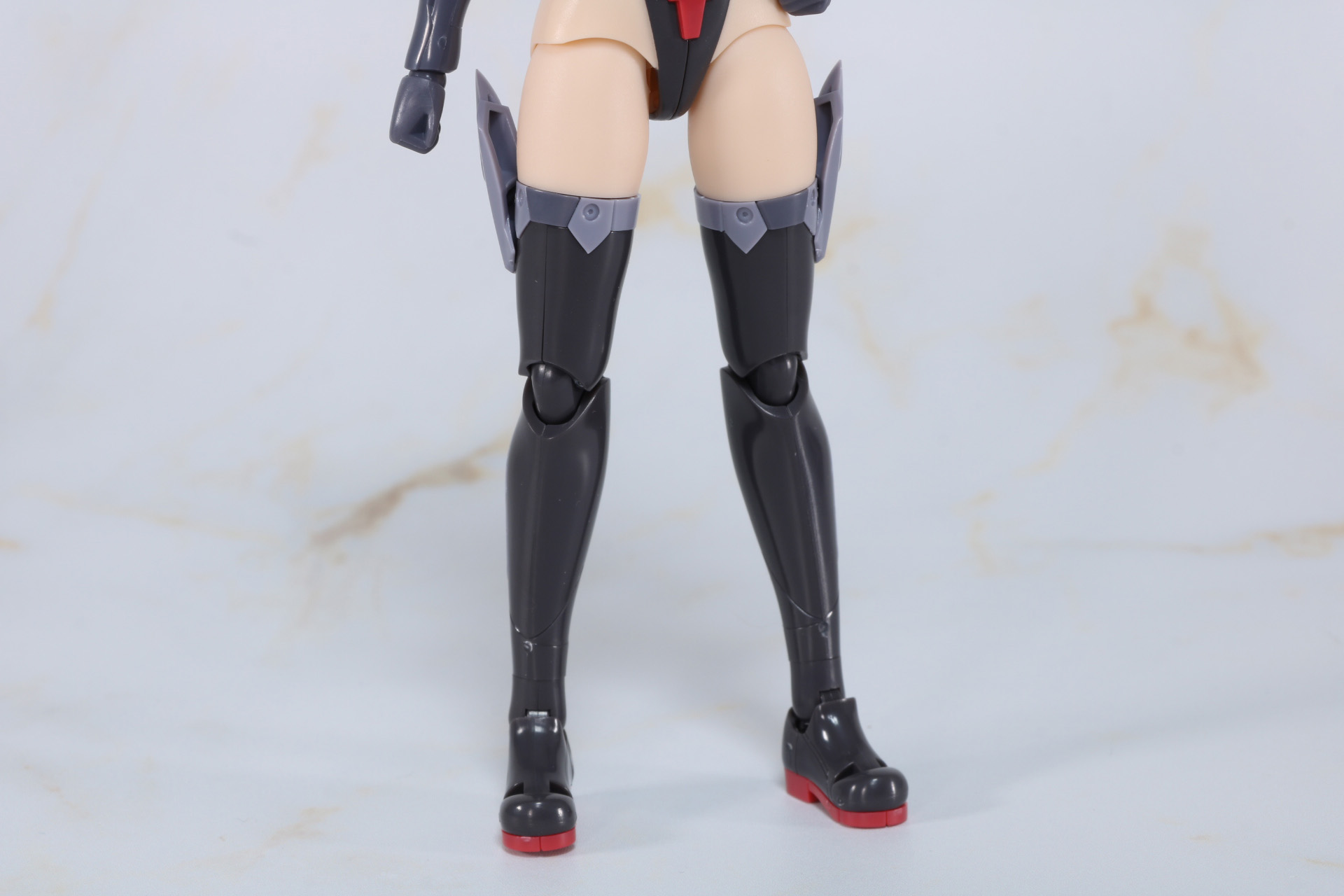 脚部はすっきりとした脚線美を披露