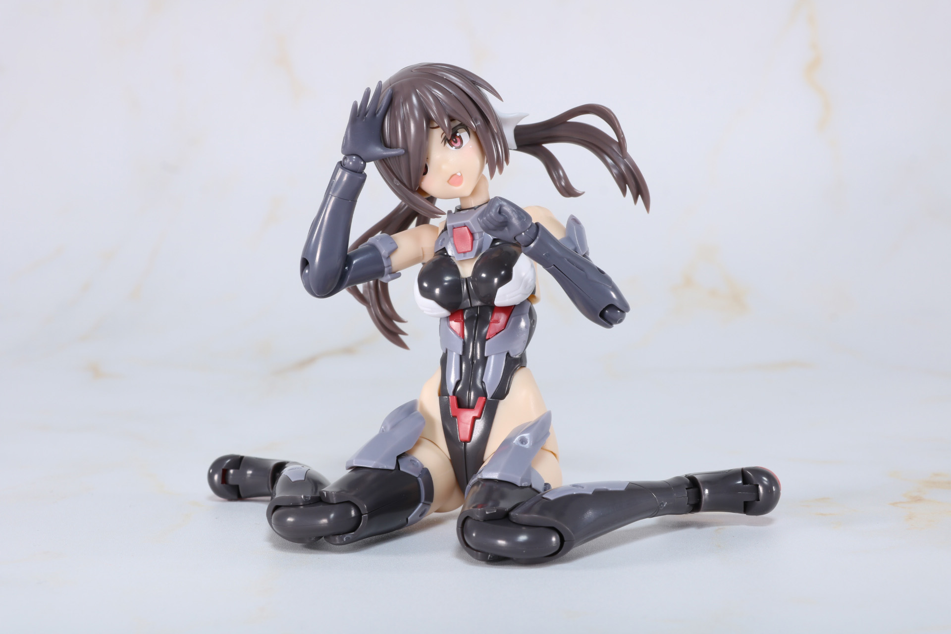 ペタンと座り込んだポーズ