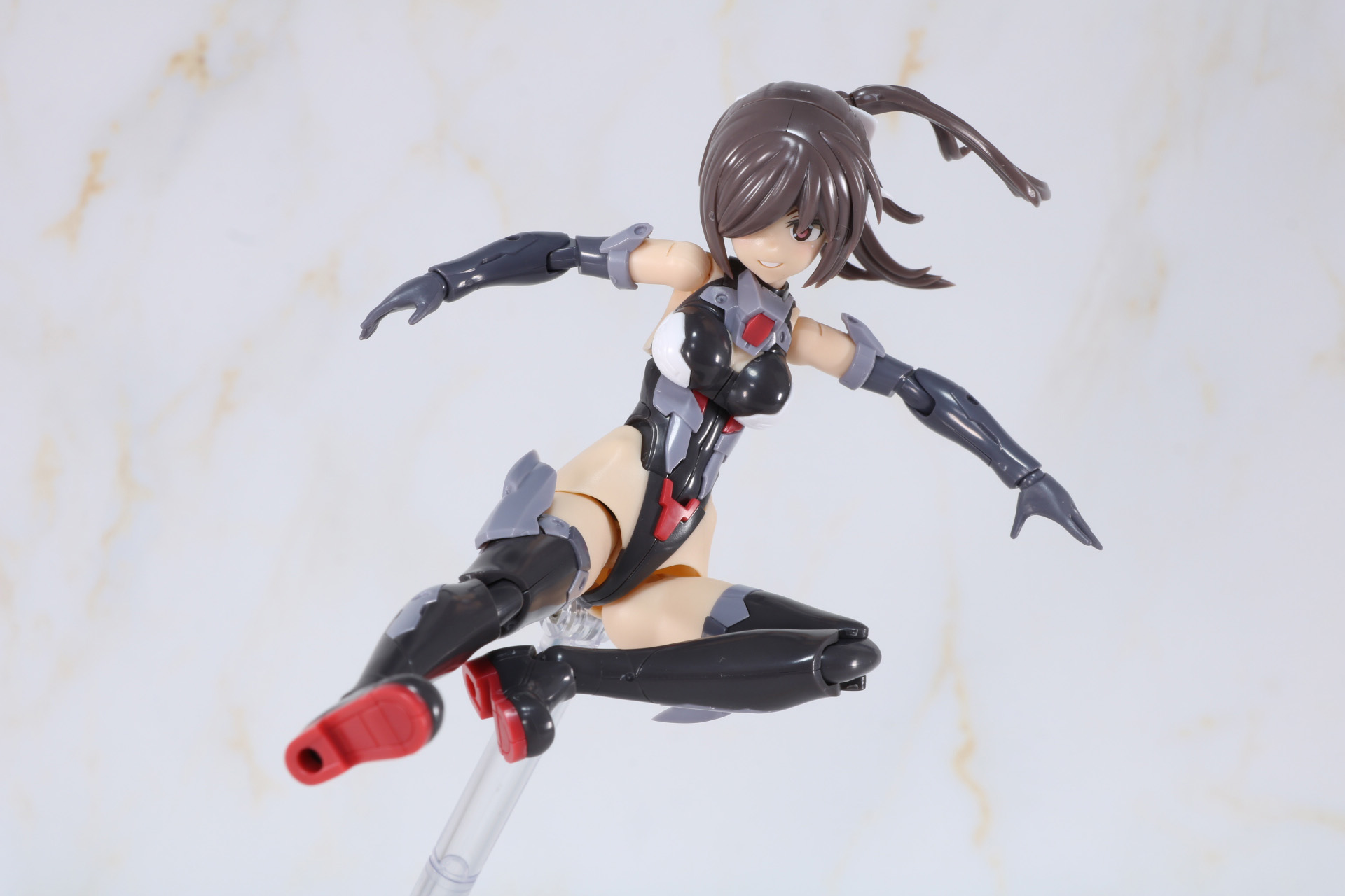 跳び蹴りポーズも自然に決まる