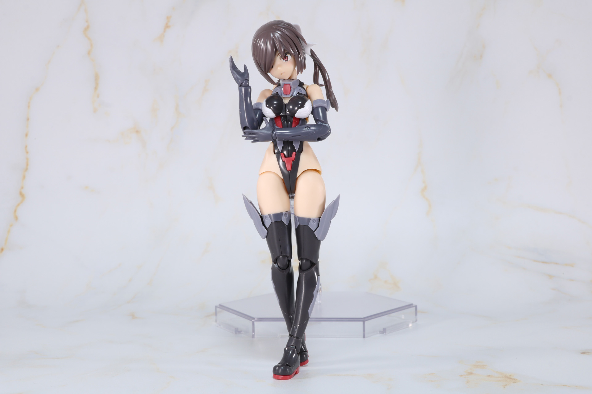 片膝立ちポーズ