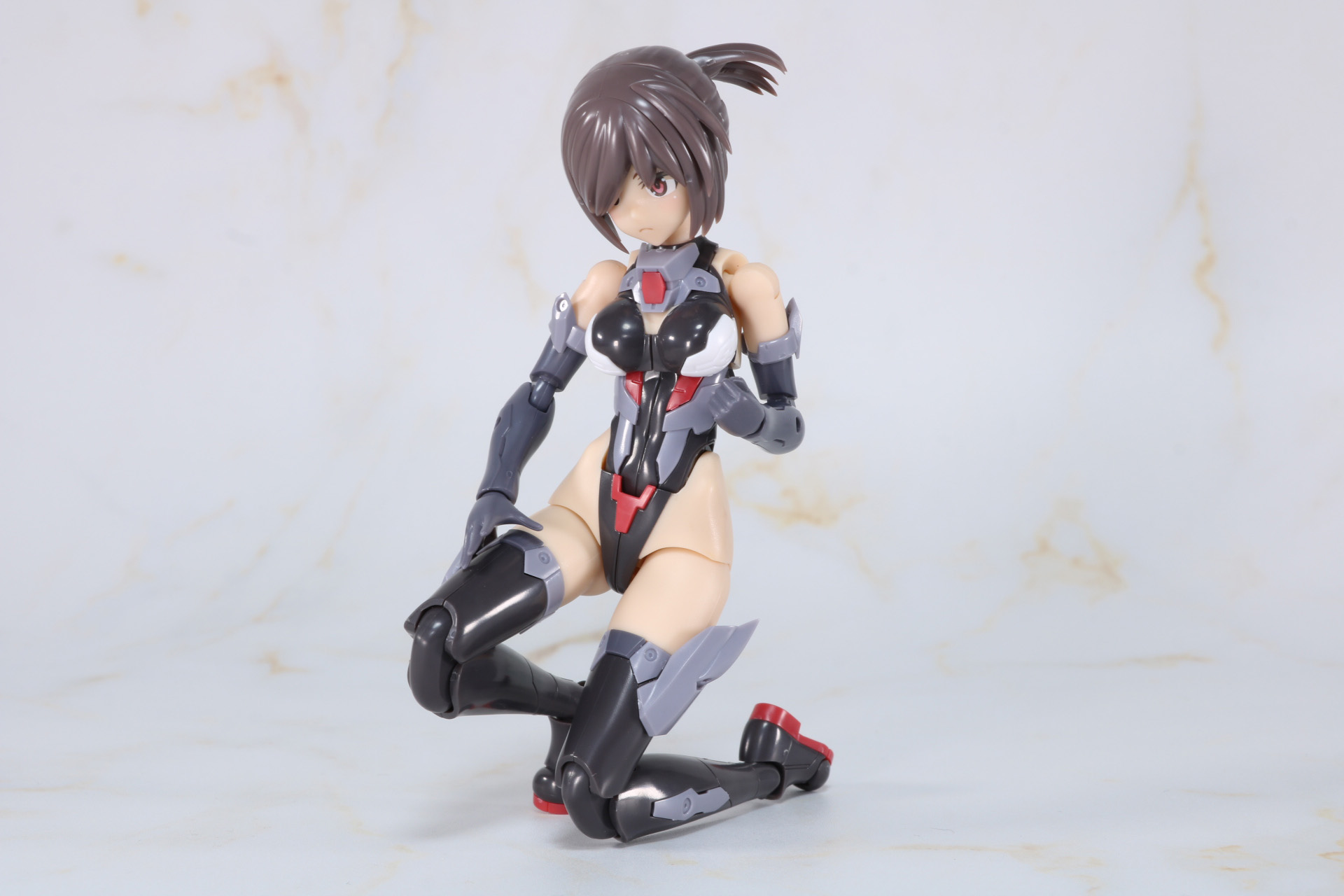 片膝立ちポーズ