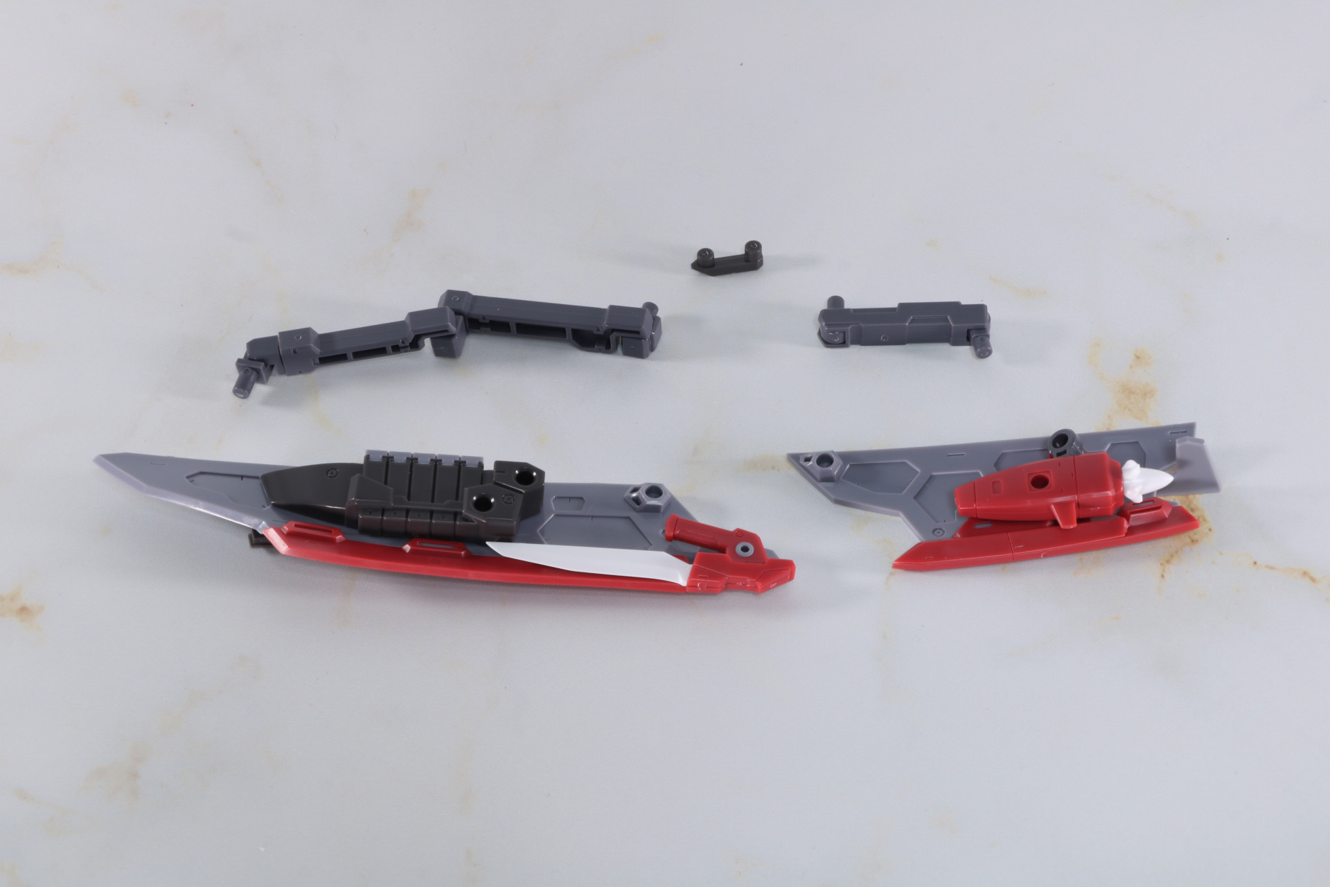 装甲板は、ジョイントパーツとアームパーツで連結。左右同じ工程で連結する