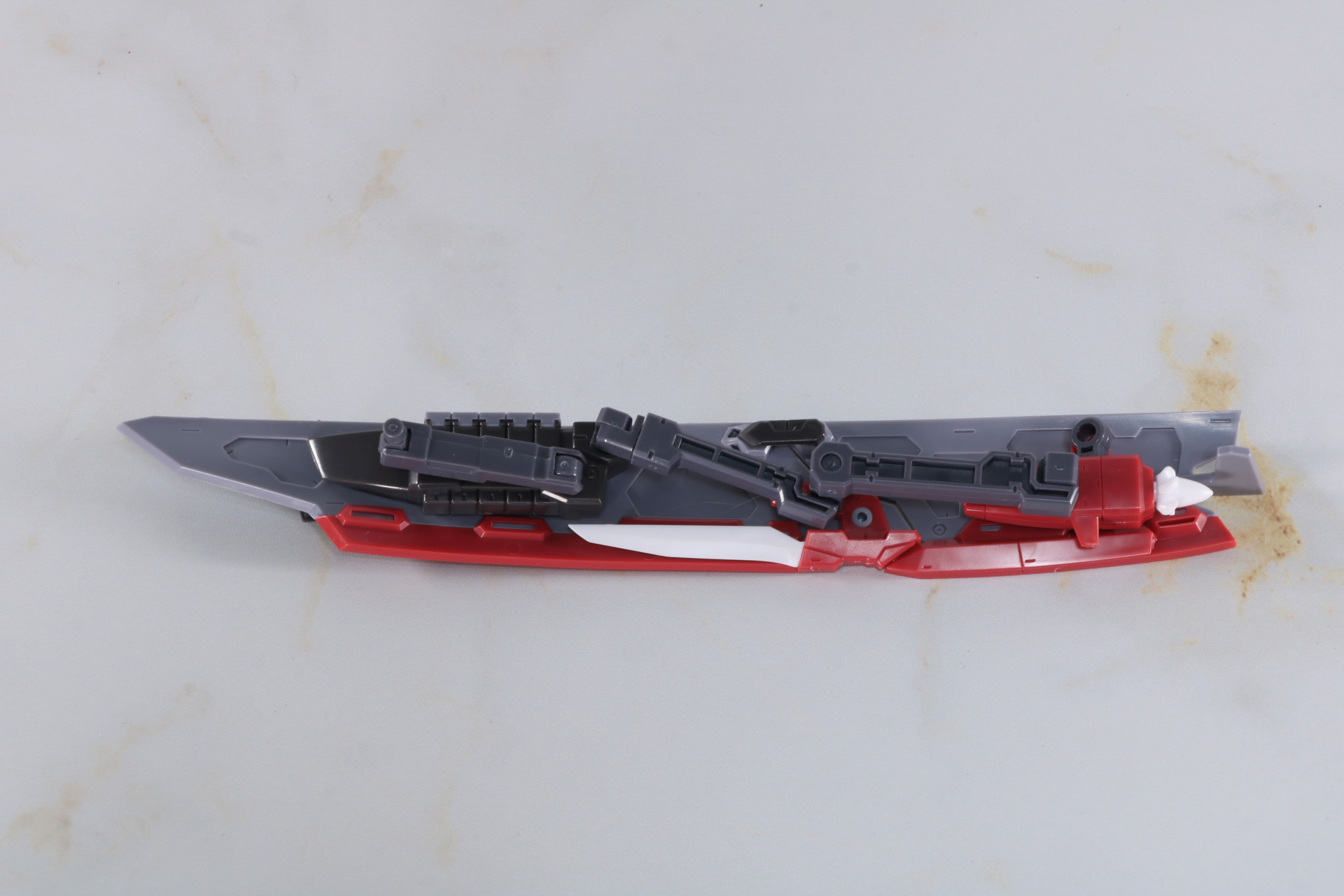 装甲板は、ジョイントパーツとアームパーツで連結。左右同じ工程で連結する