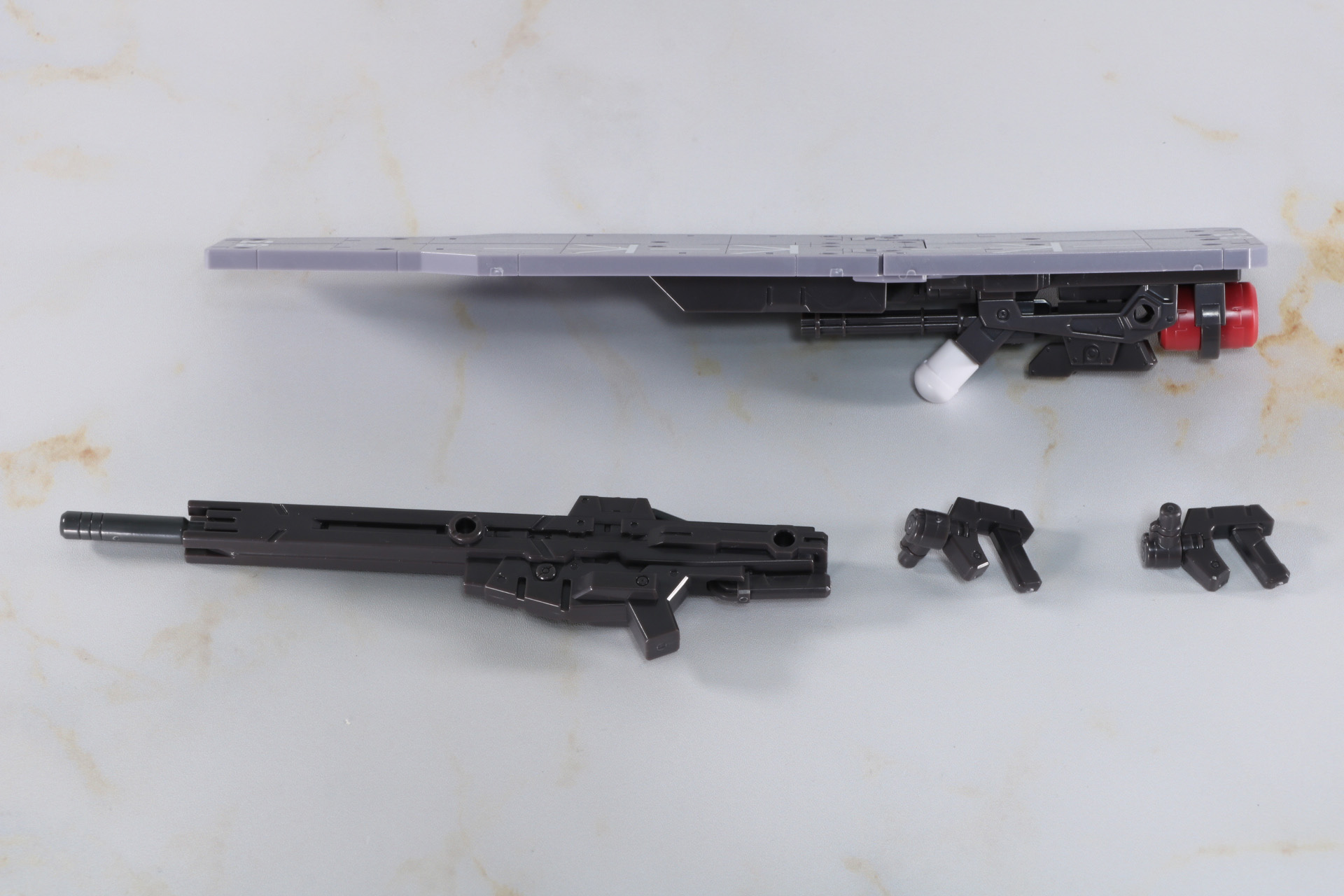 飛行甲板とライフル、グリップパーツを合わせる