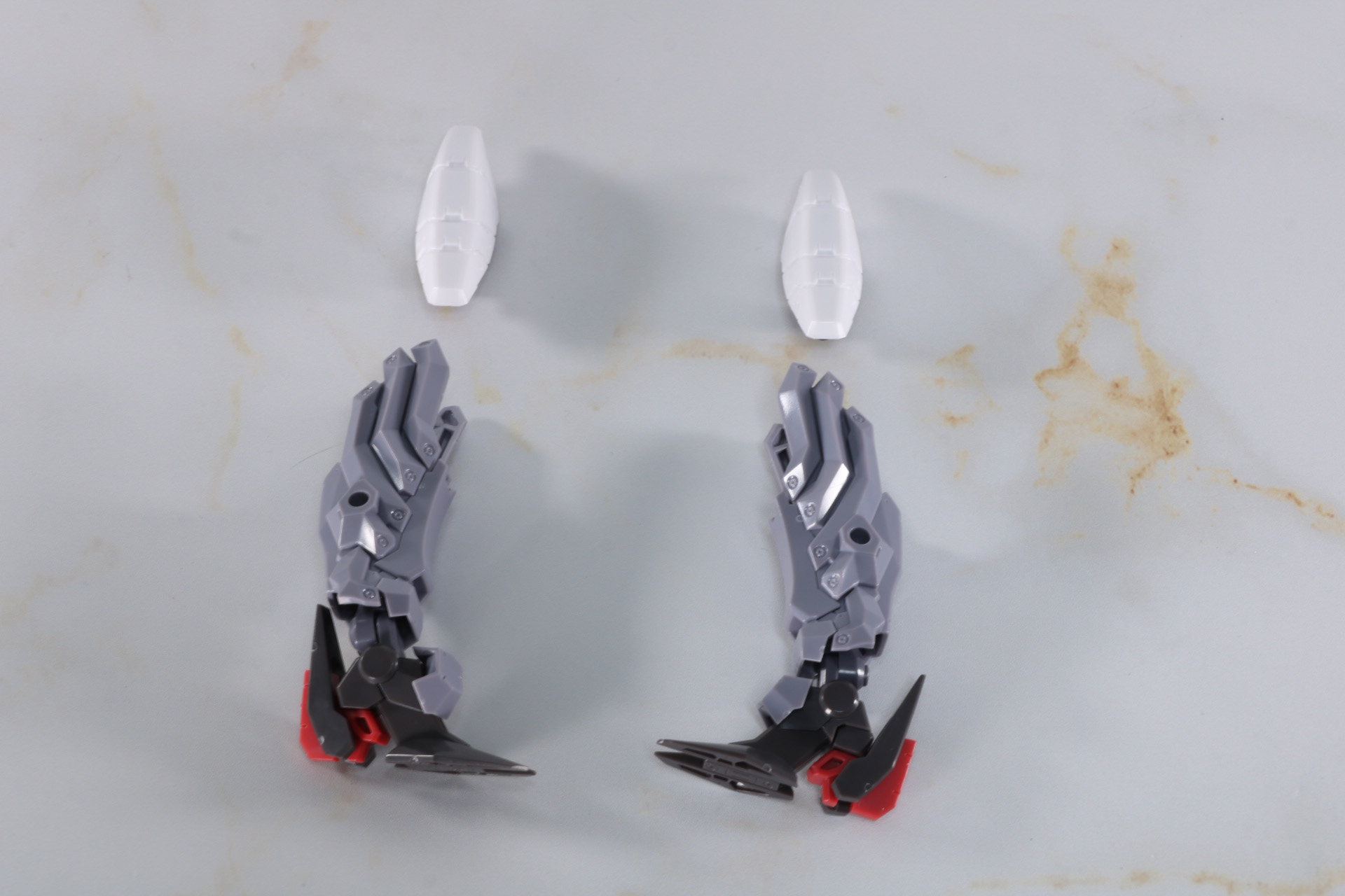 脚部アーマーパーツは膝アーマーを付ける