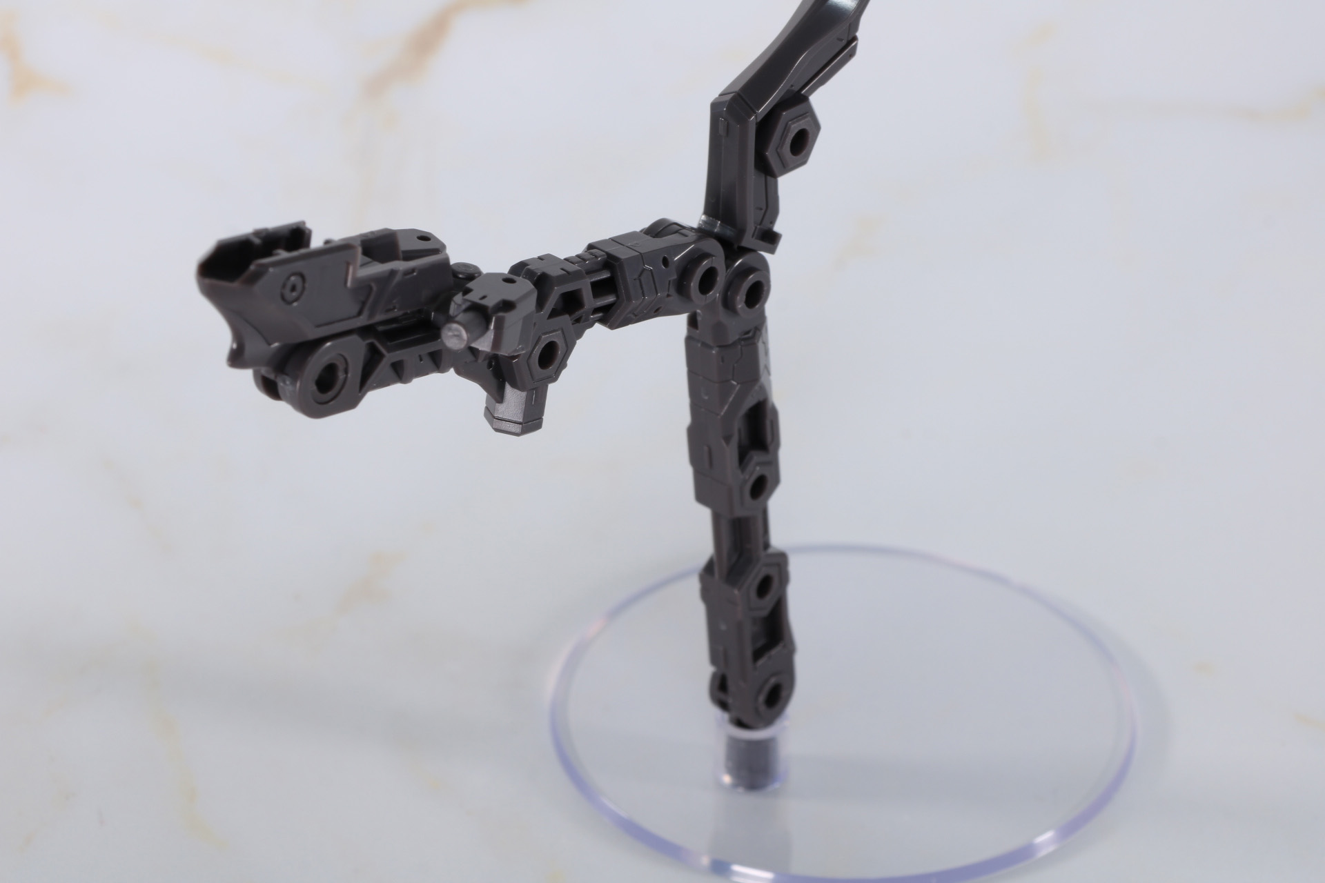 展示ディスプレイに脚部パーツを付ける