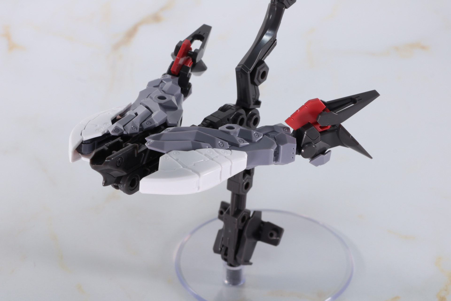 展示ディスプレイに脚部パーツを付ける