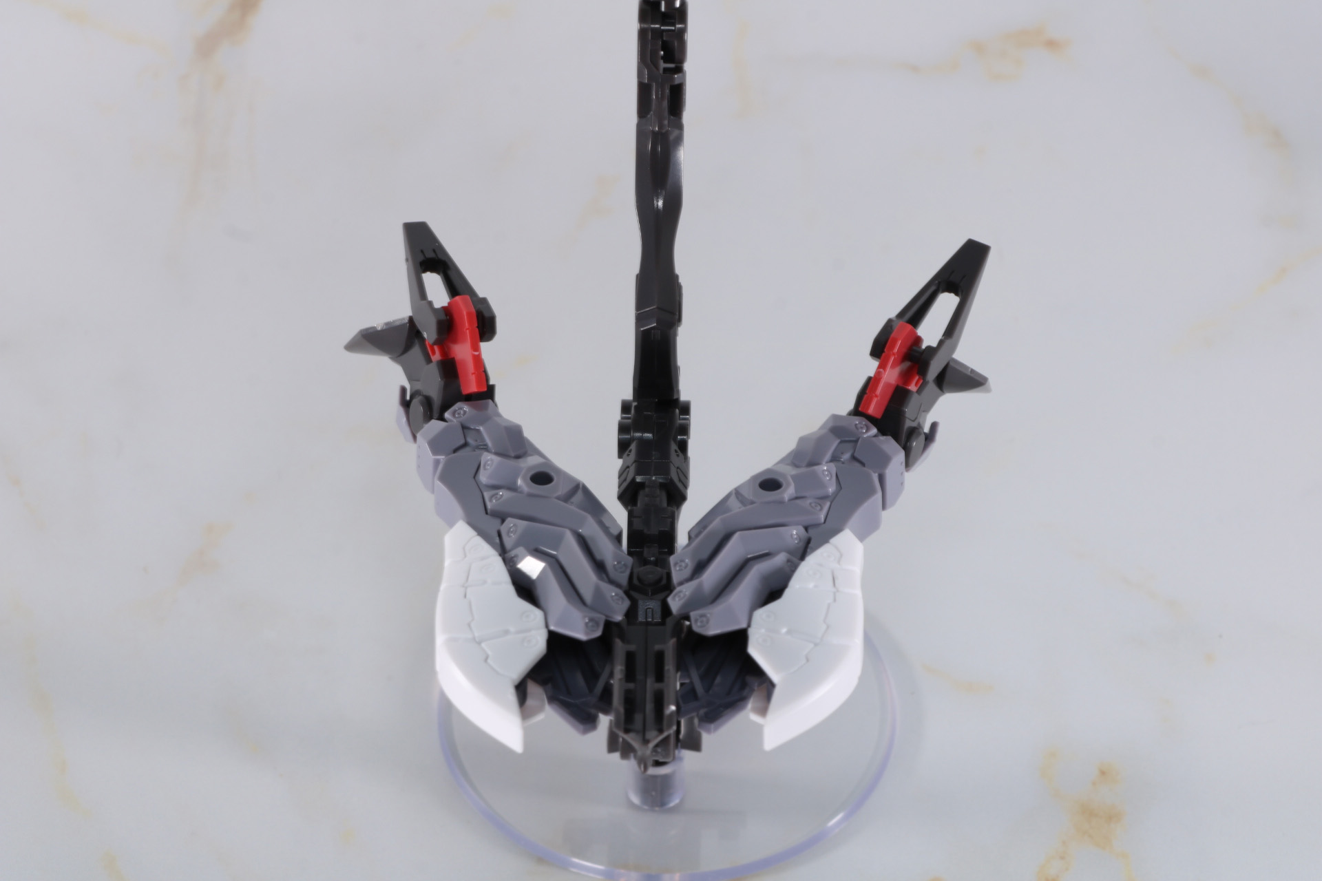 展示ディスプレイ上部に飛行甲板パーツを乗せる