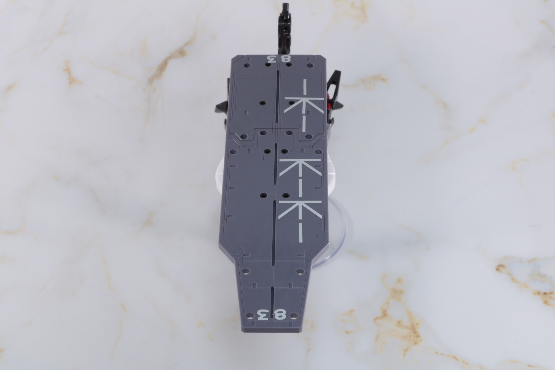 展示ディスプレイ上部に飛行甲板パーツを乗せる