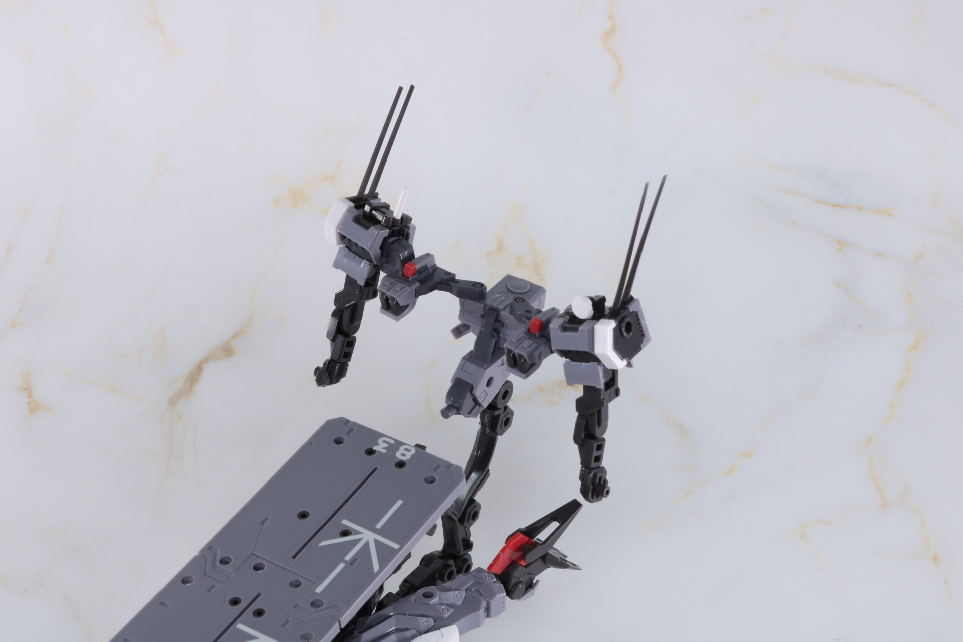 後部にバックパックパーツを取り付ける