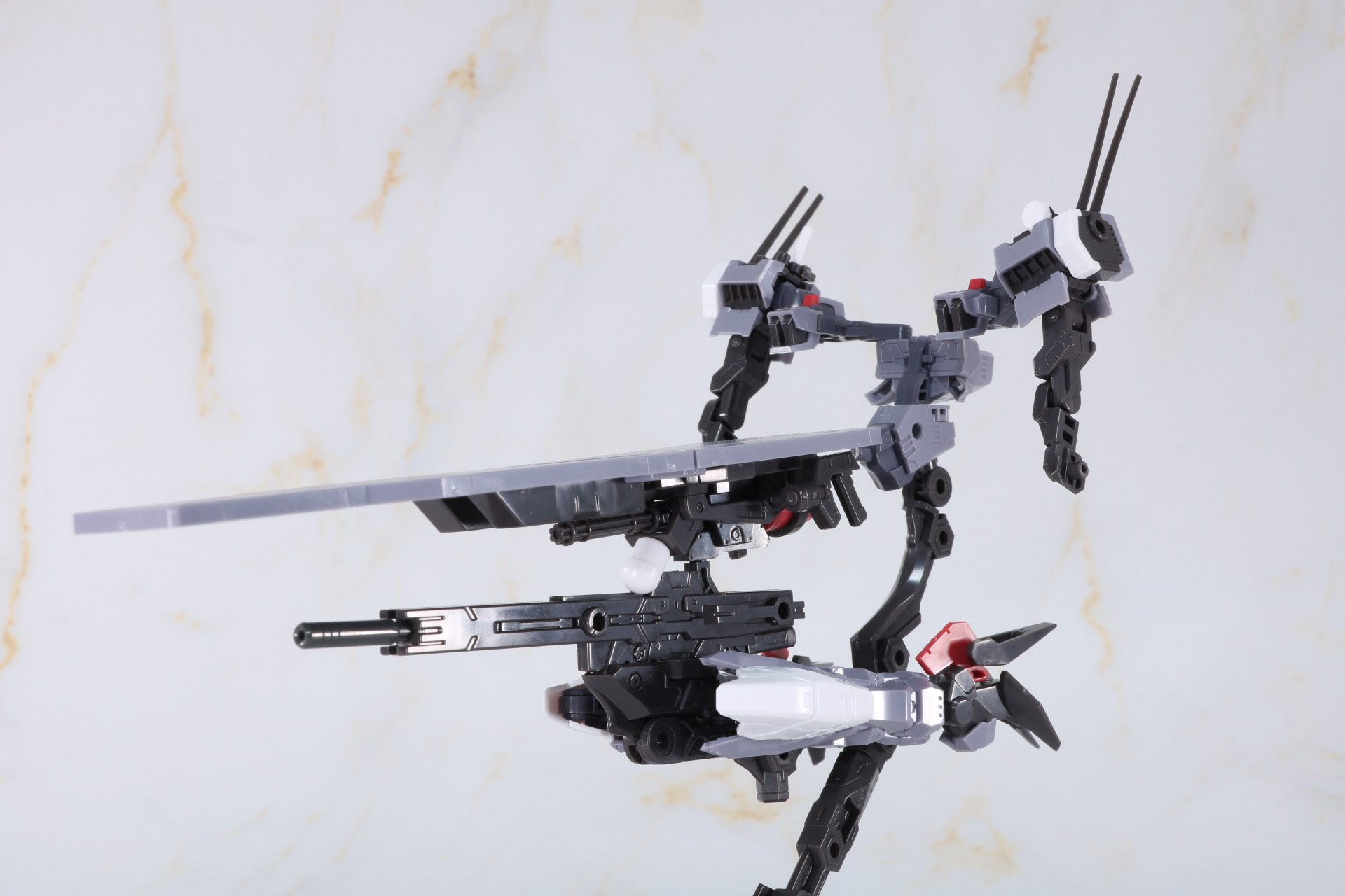 バックパックのサブアームを装甲板に接続する