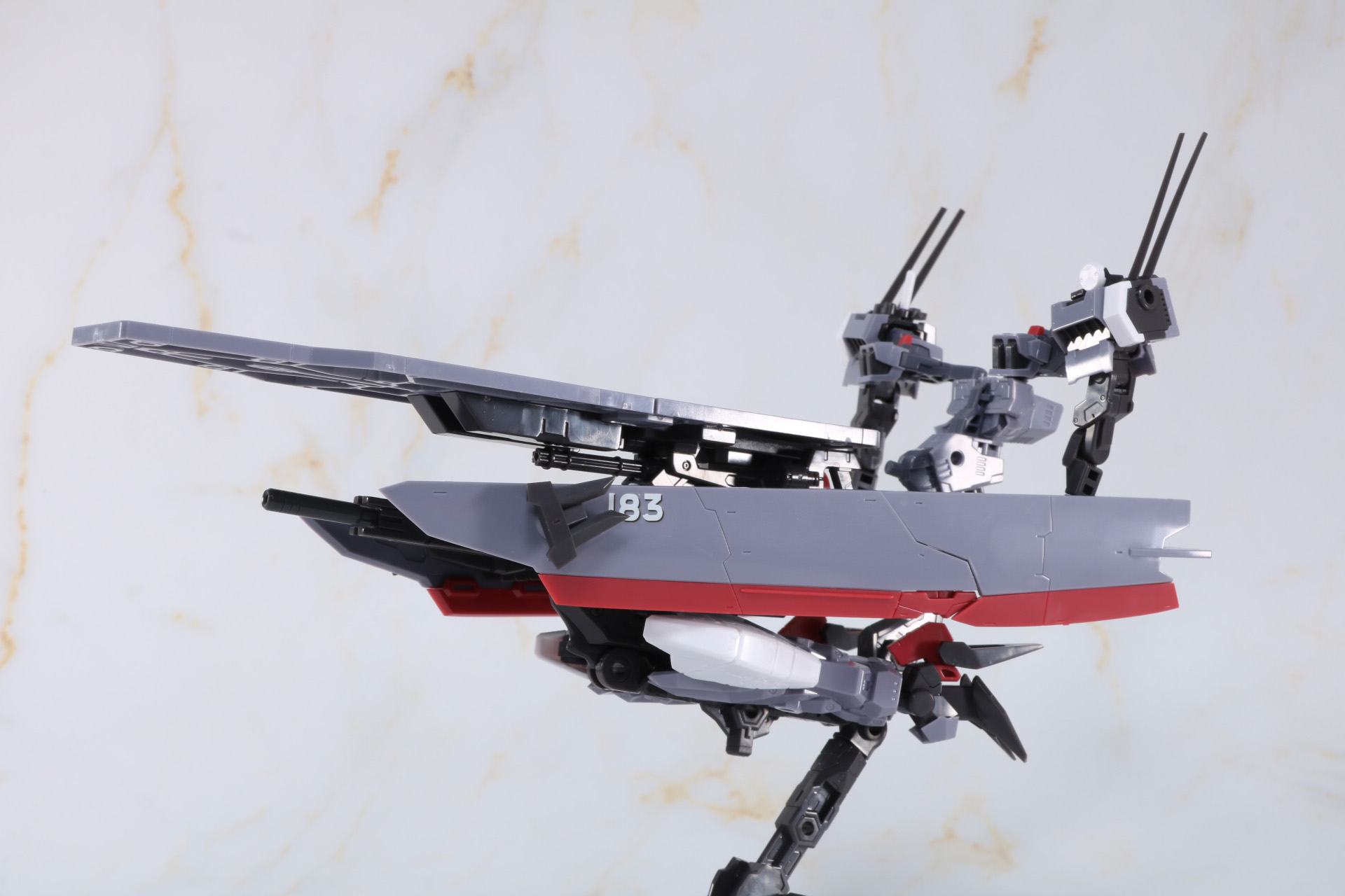 バックパックのサブアームを装甲板に接続する