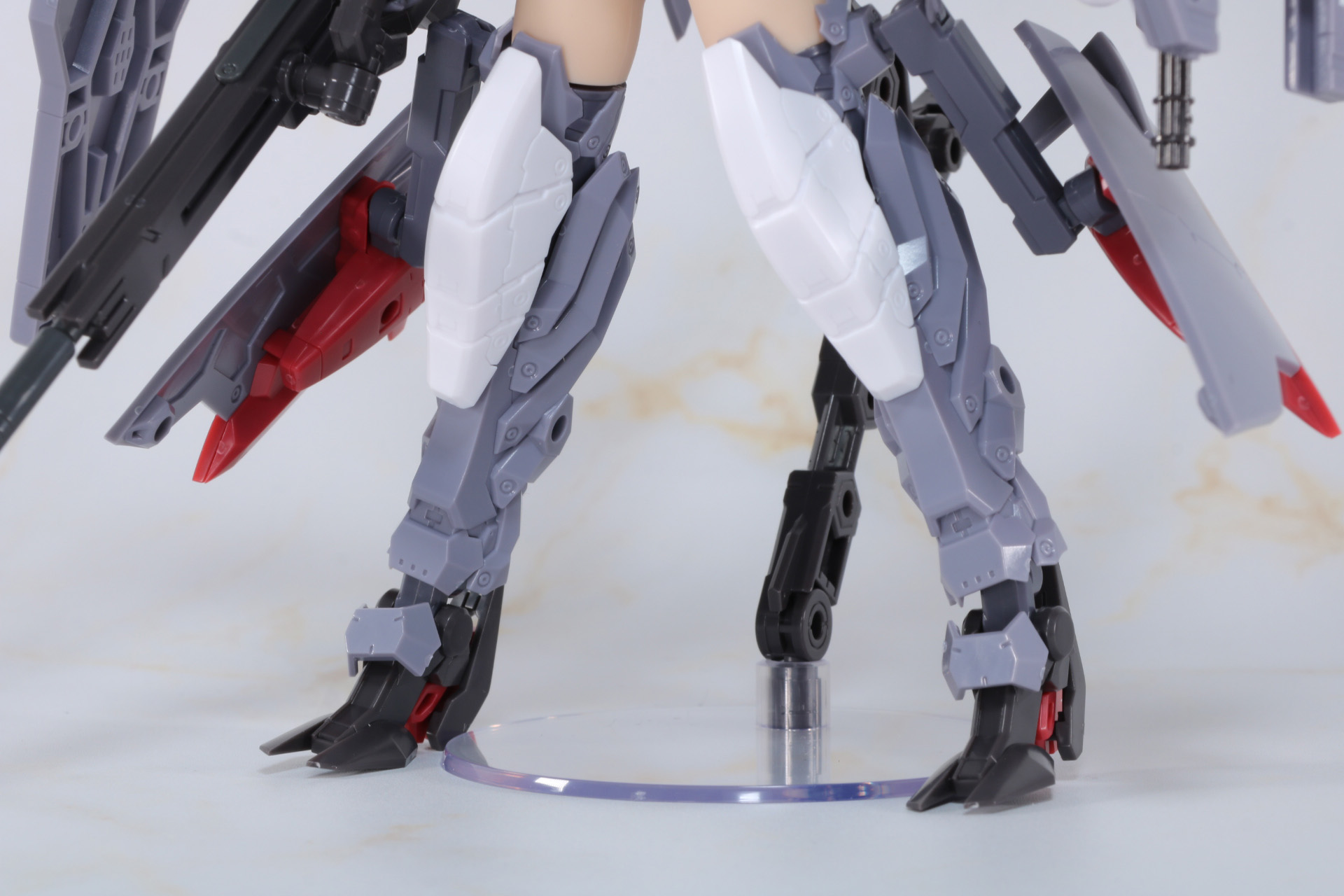 堅牢なアーマーを纏った脚部