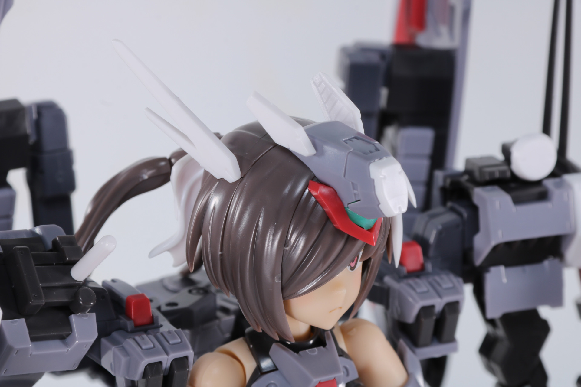 頭部にはヘッドギア、アンテナパーツが装着されている