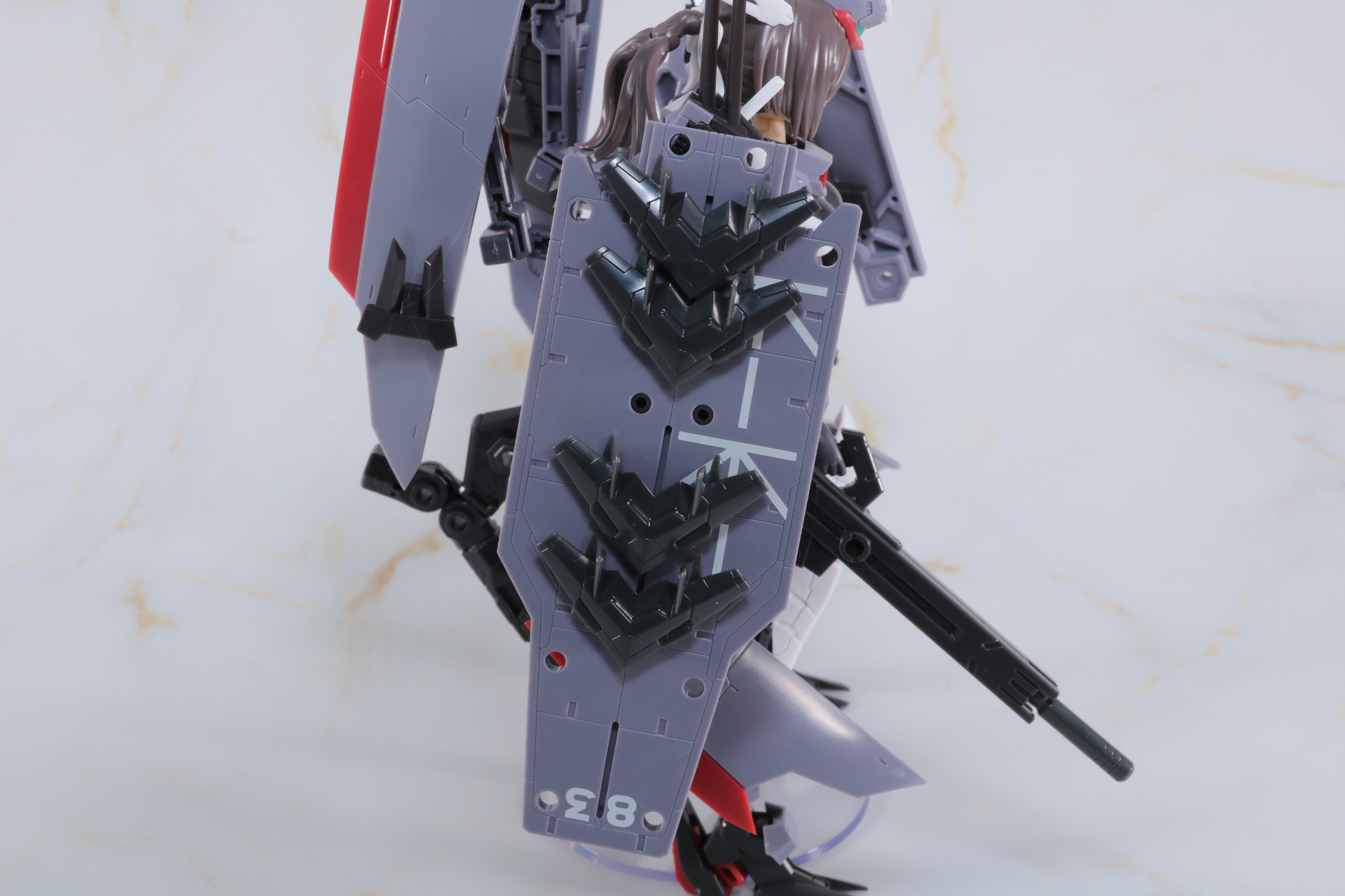 シールドにはドローンを携行することができる