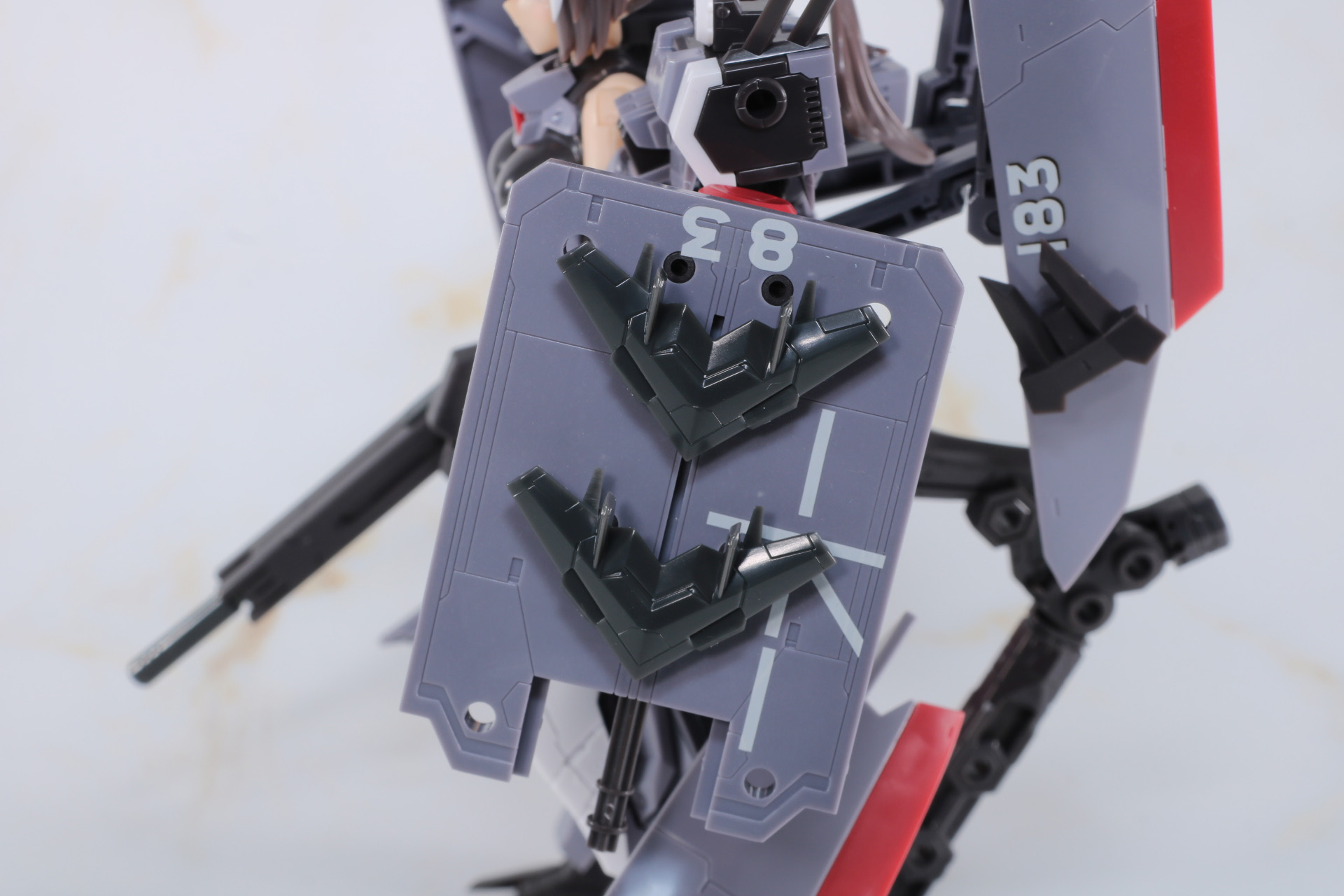 装甲板（大）にはミサイルが備わっており、ハッチ部分は開閉する