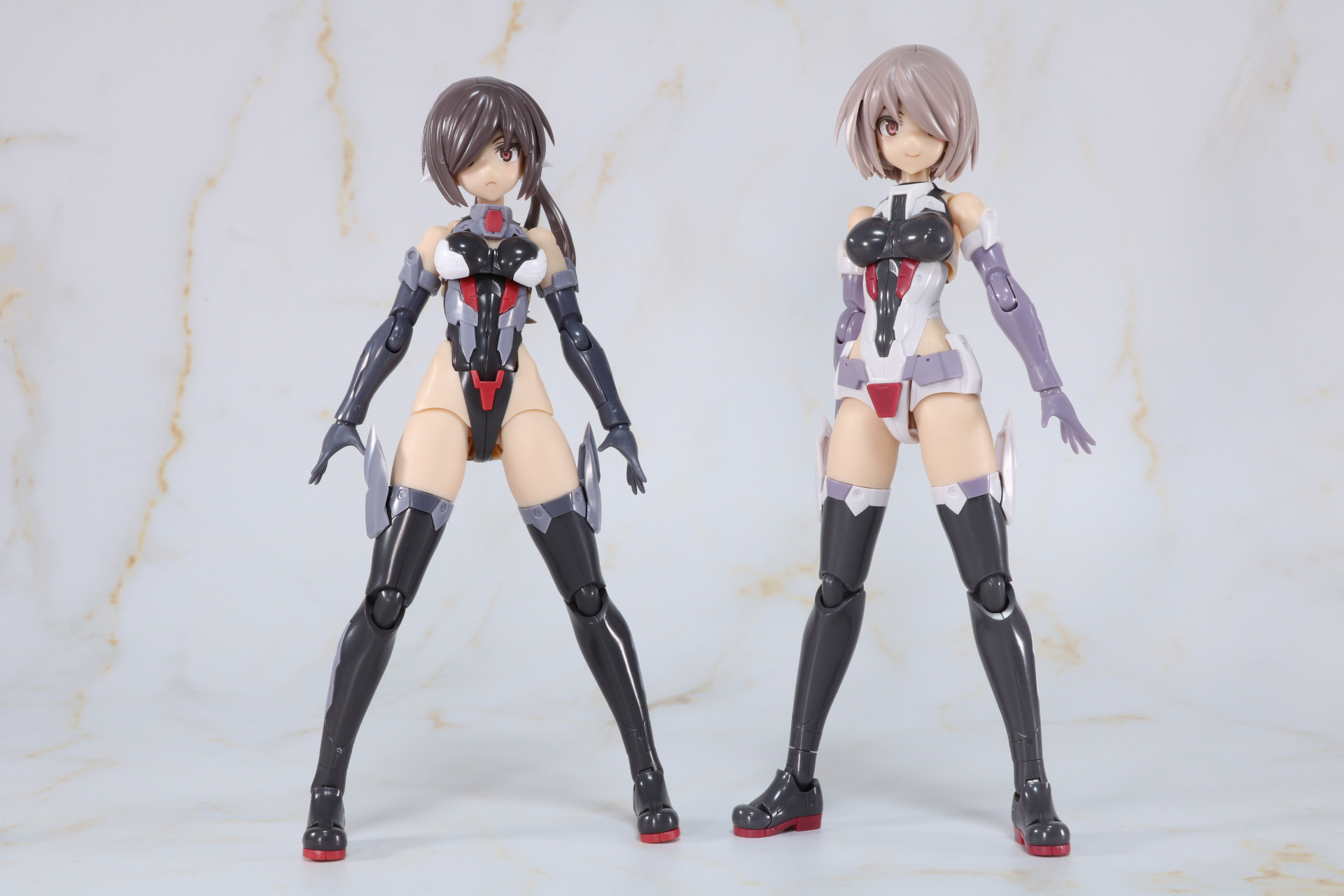 素体状態の「出雲 Destroyer Ver.」（左）と「金剛」（右）