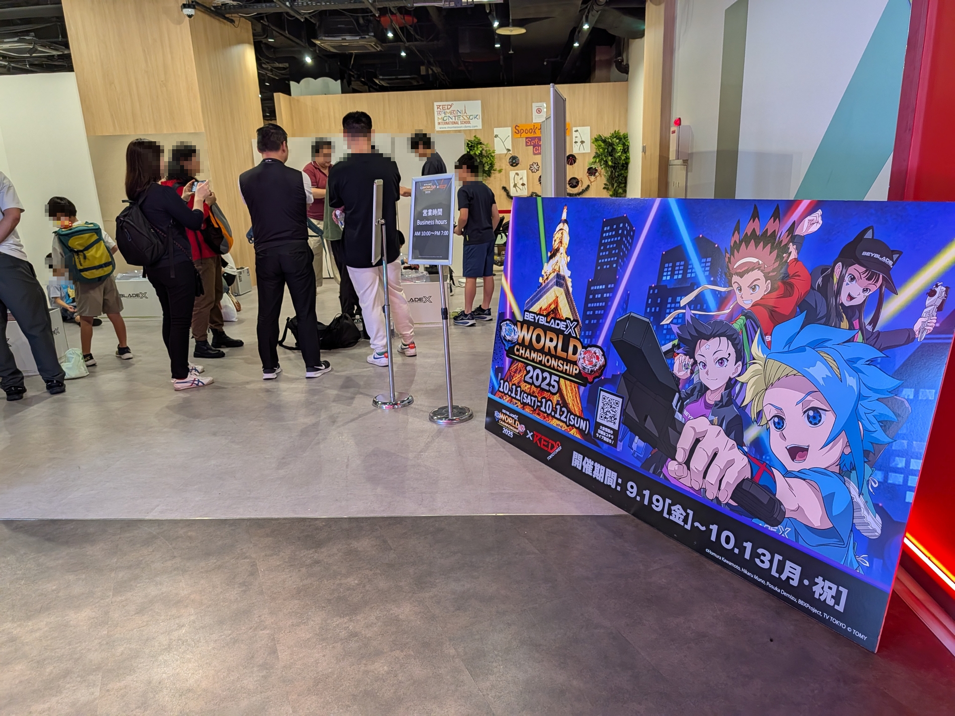 各国からのゲストたちも空き時間には大量にベイブレードを買い込んでいた