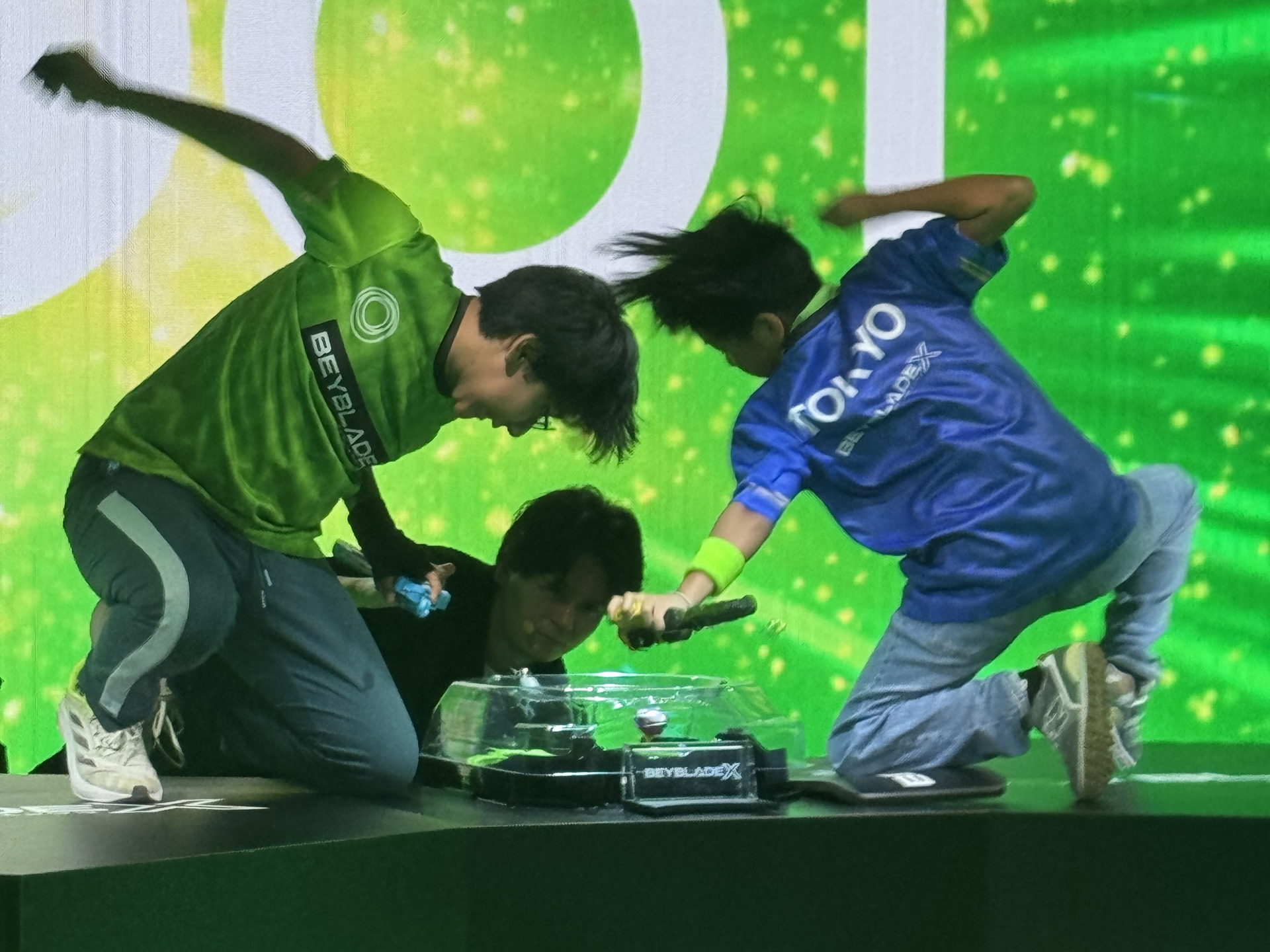 通常の国内大会やG1/G3大会とは異なり、全員が膝を付けた座り状態でシュートする必要があるため、体全体を使ったシュートができず、シュートパワーはかなりダウンする