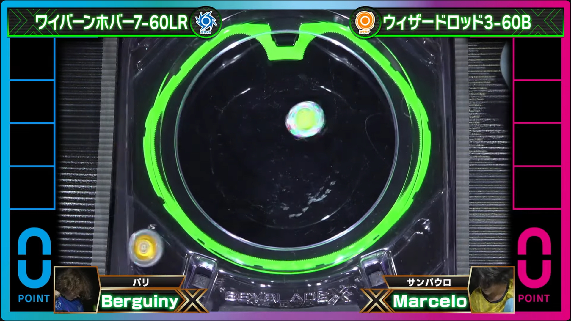 Marcelo選手の使用ベイはウィザードロッド3-60B、ワルキューレブラストW9-60H、シャークスケイル4-50LR。対するBerguiny選手の使用ベイはワイバーンホバー7-60LR、ウィザードロッド9-70B、ワルキューレブラストW9-60FBとなり、予選で使用したエアロペガサス1-60Rをデッキから外していた