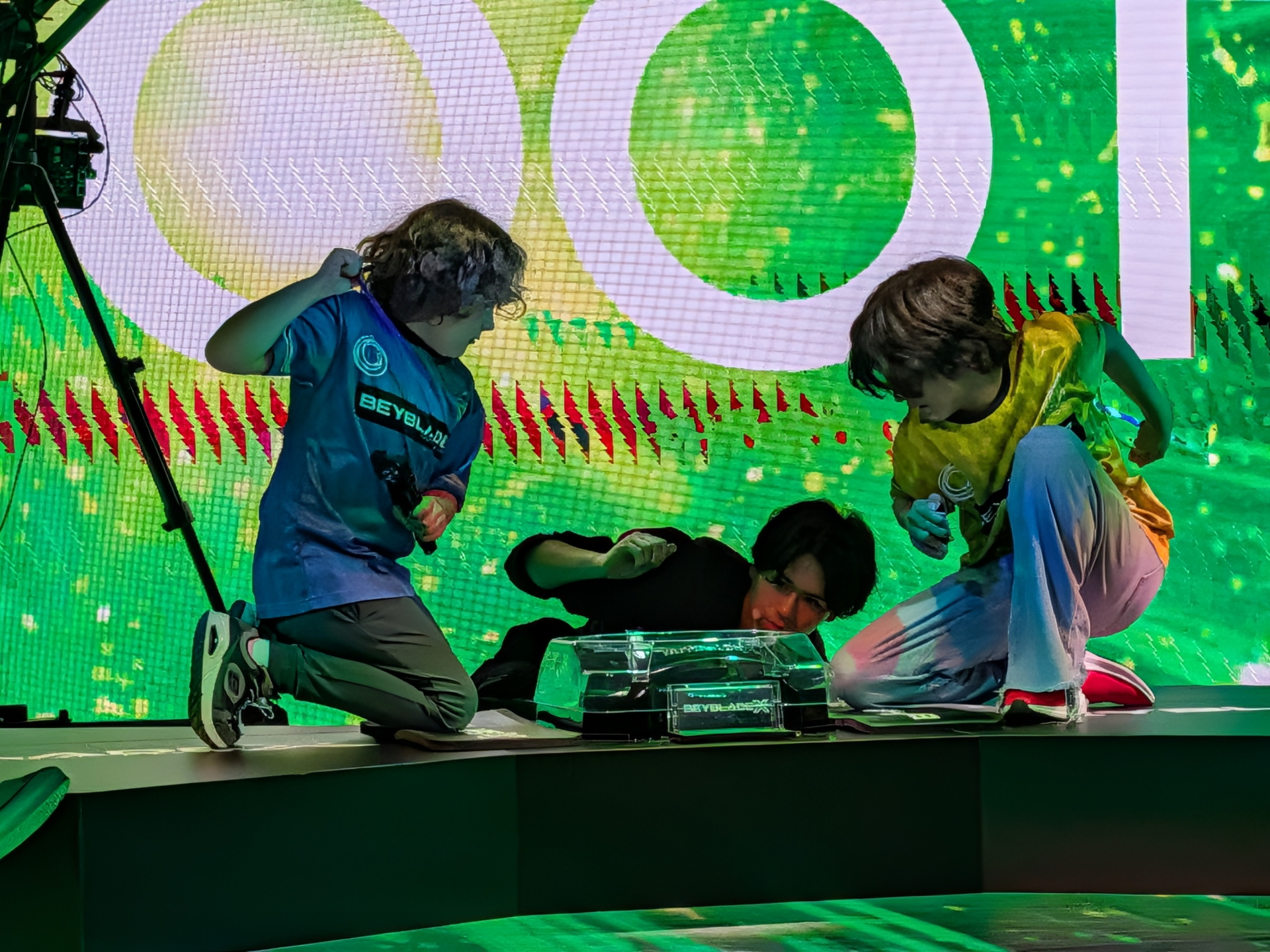 背景のディスプレイが「3・2・1、GOシュート！」のタイミングでド派手に光る演出となっていた