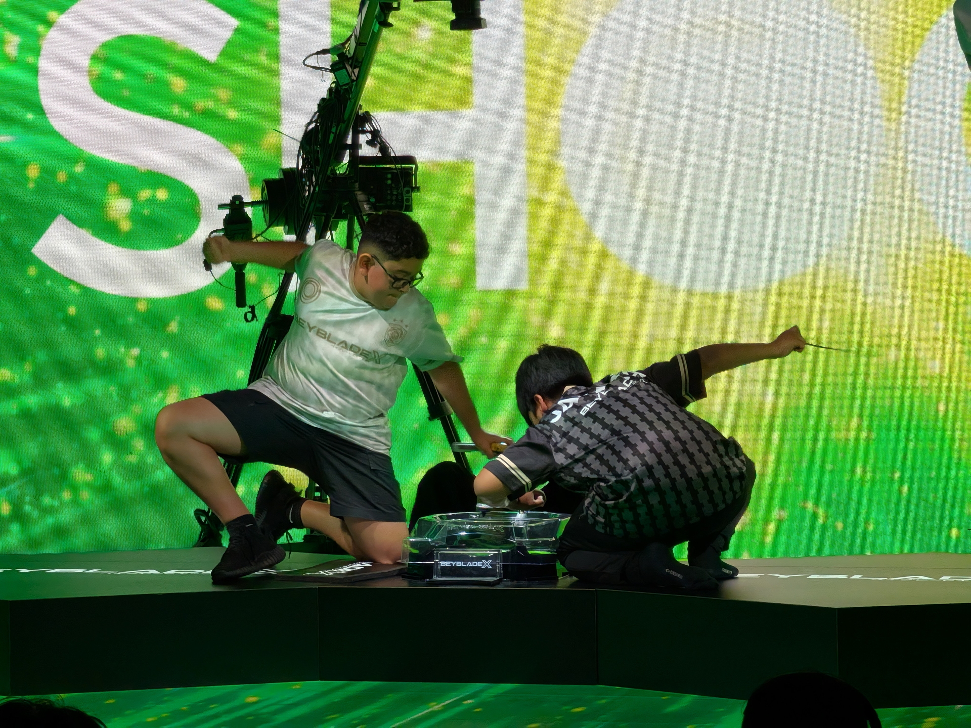 黒色のユニフォームがBalya選手だがかなり低姿勢からシュートするのが特徴だ