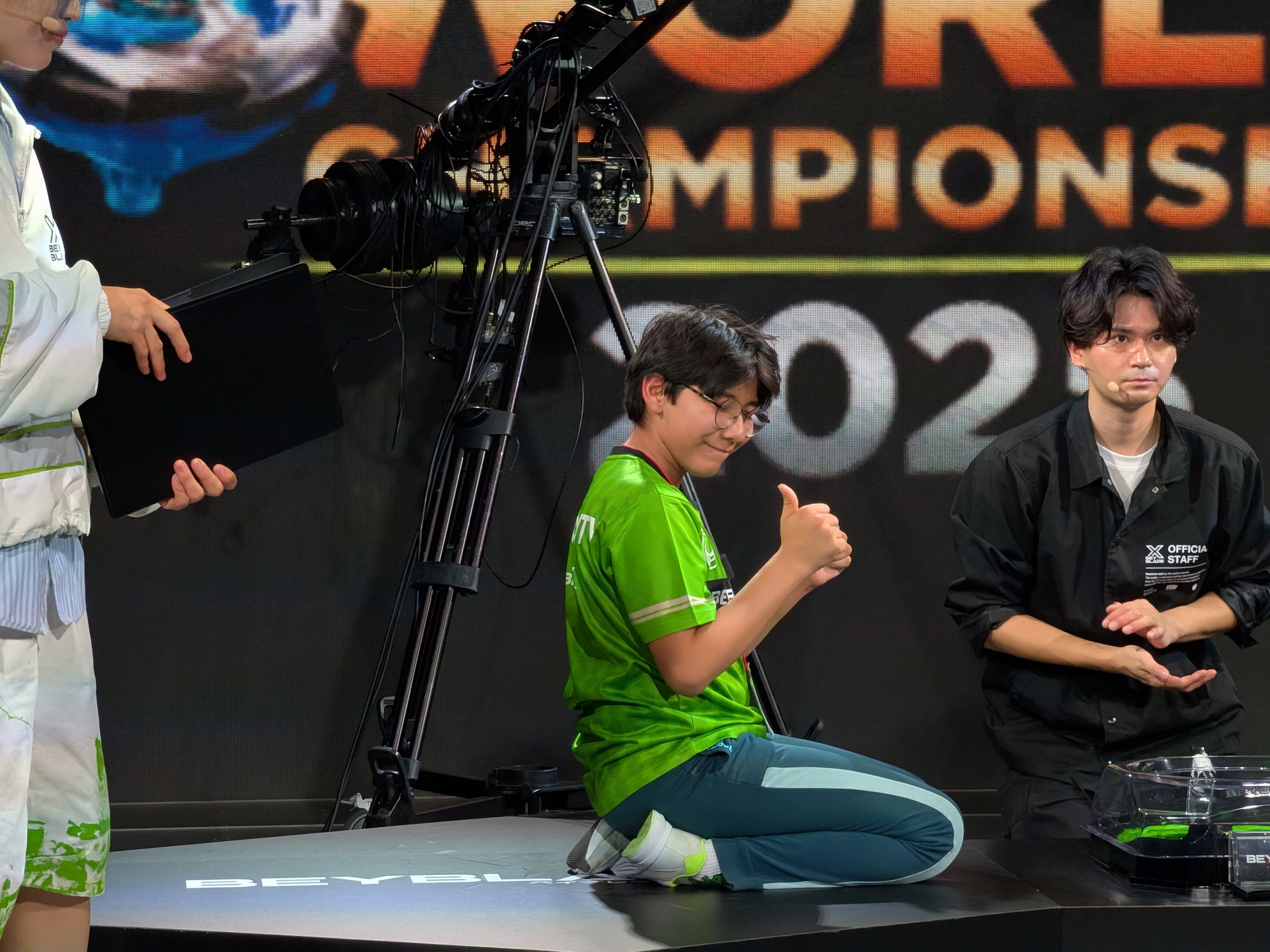 東京代表ミナト選手を倒し、見事勝利したメキシコシティ代表のLeobardo選手はサムズアップで勝利を喜ぶ