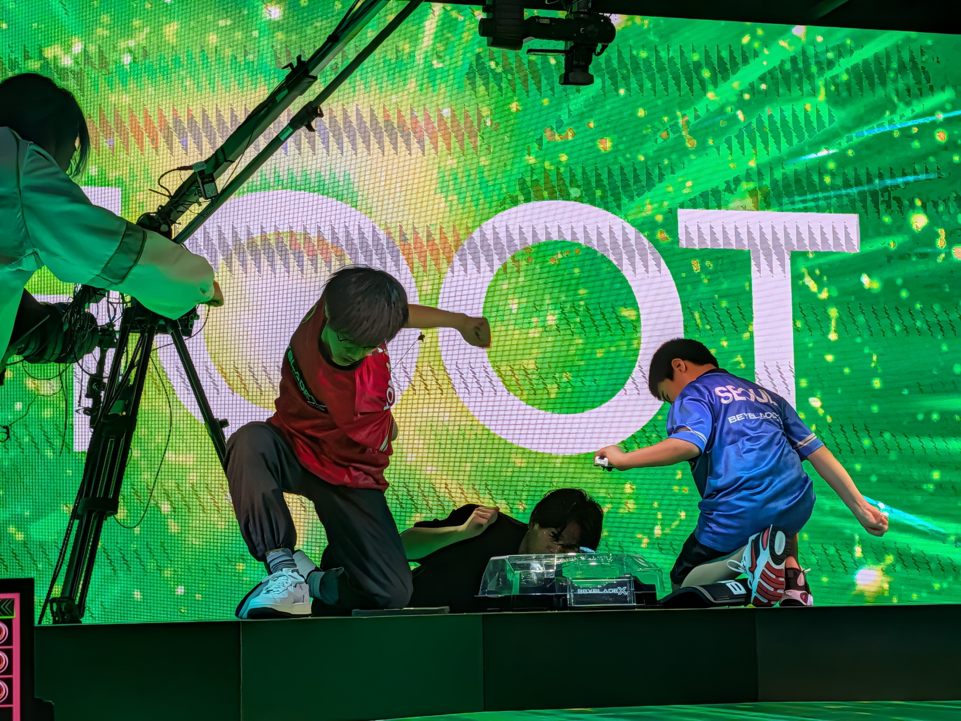 シュート直後の写真でもちょうどエアロペガサスがスタジアムの縁にいるのが分かる