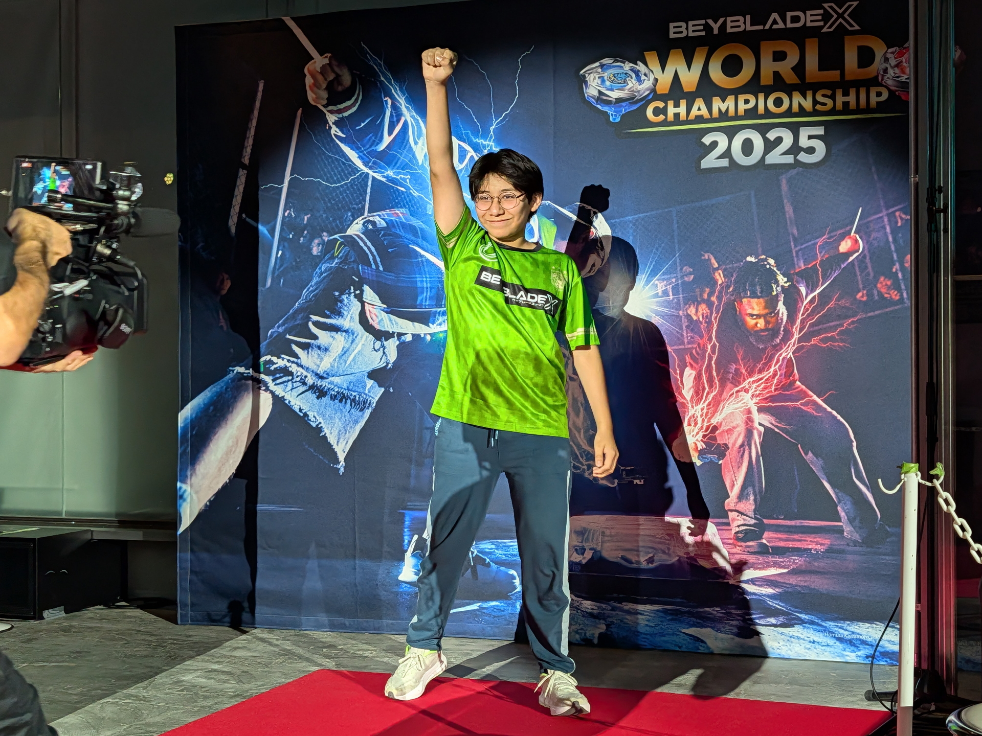 Leobardo選手の入場シーン。右腕を高々と上げる元気なポーズで登場