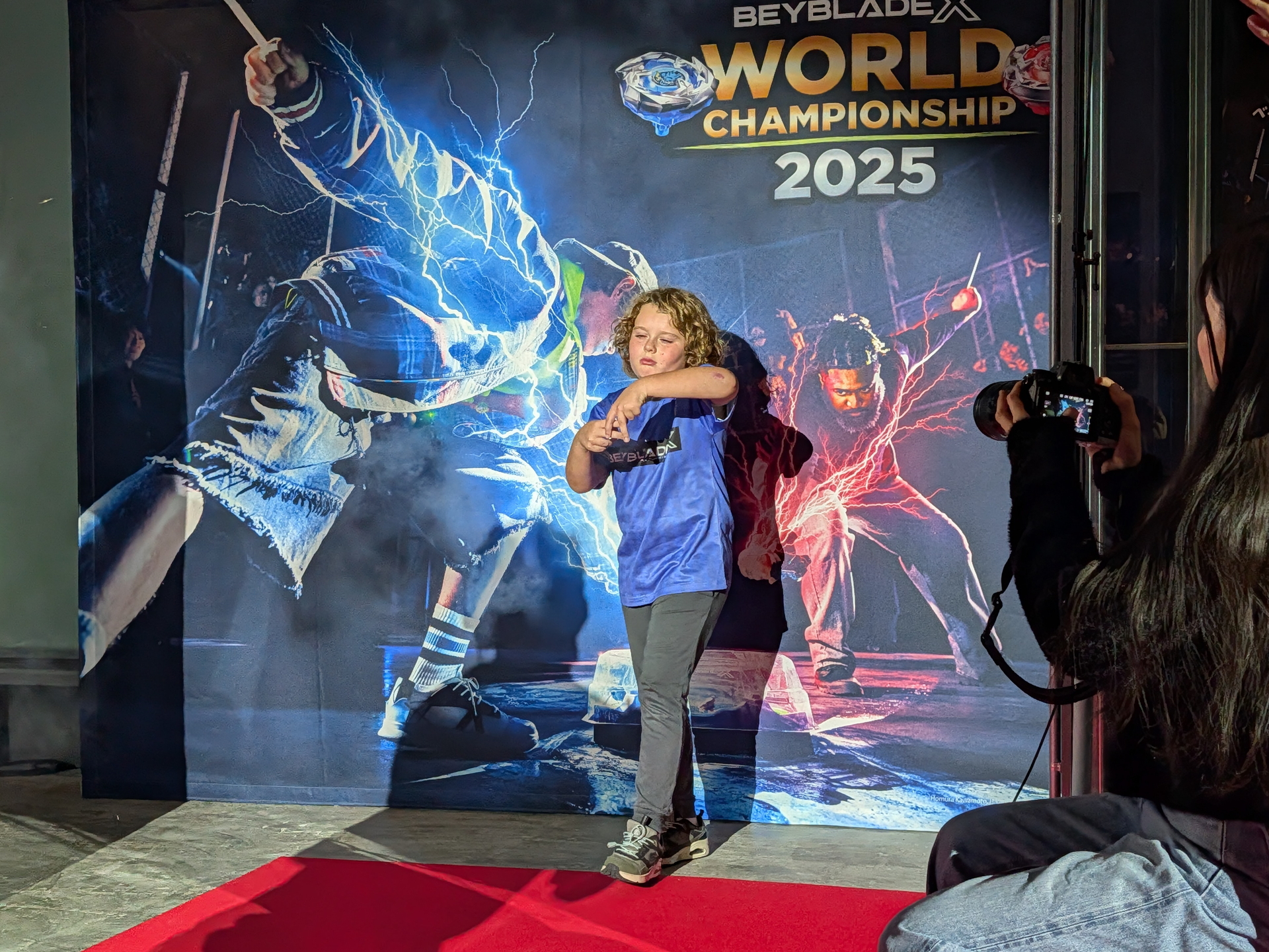 パリ代表のBerguiny選手もポーズをバキっと決めて入場