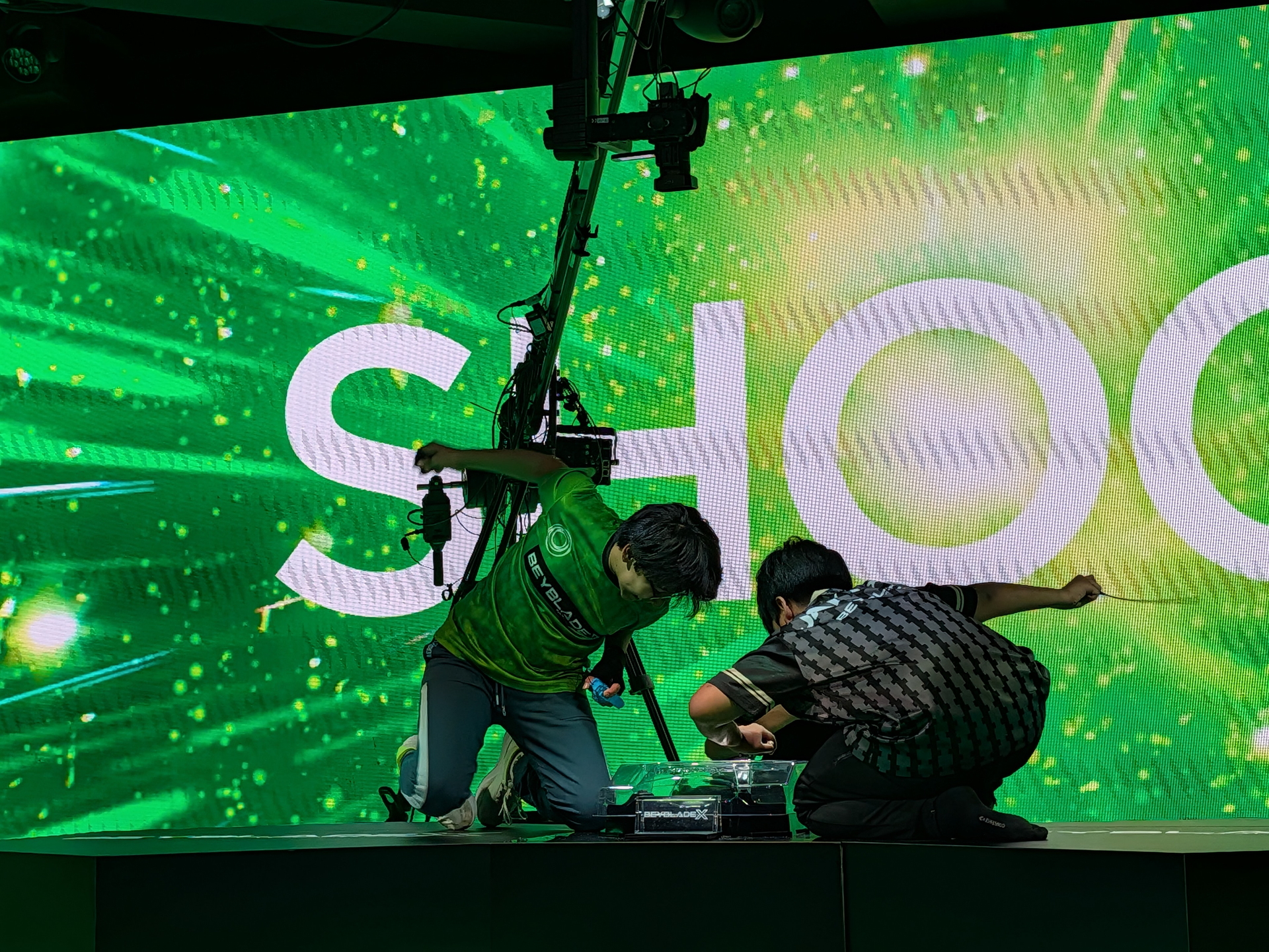 接戦が続くかに見えた決勝戦だが、Leobardo選手のウィザードロッドがBalya選手のコバルトドラグーンをオーバーフィニッシュで決めて一気に4ポイント先取！優勝を決めた