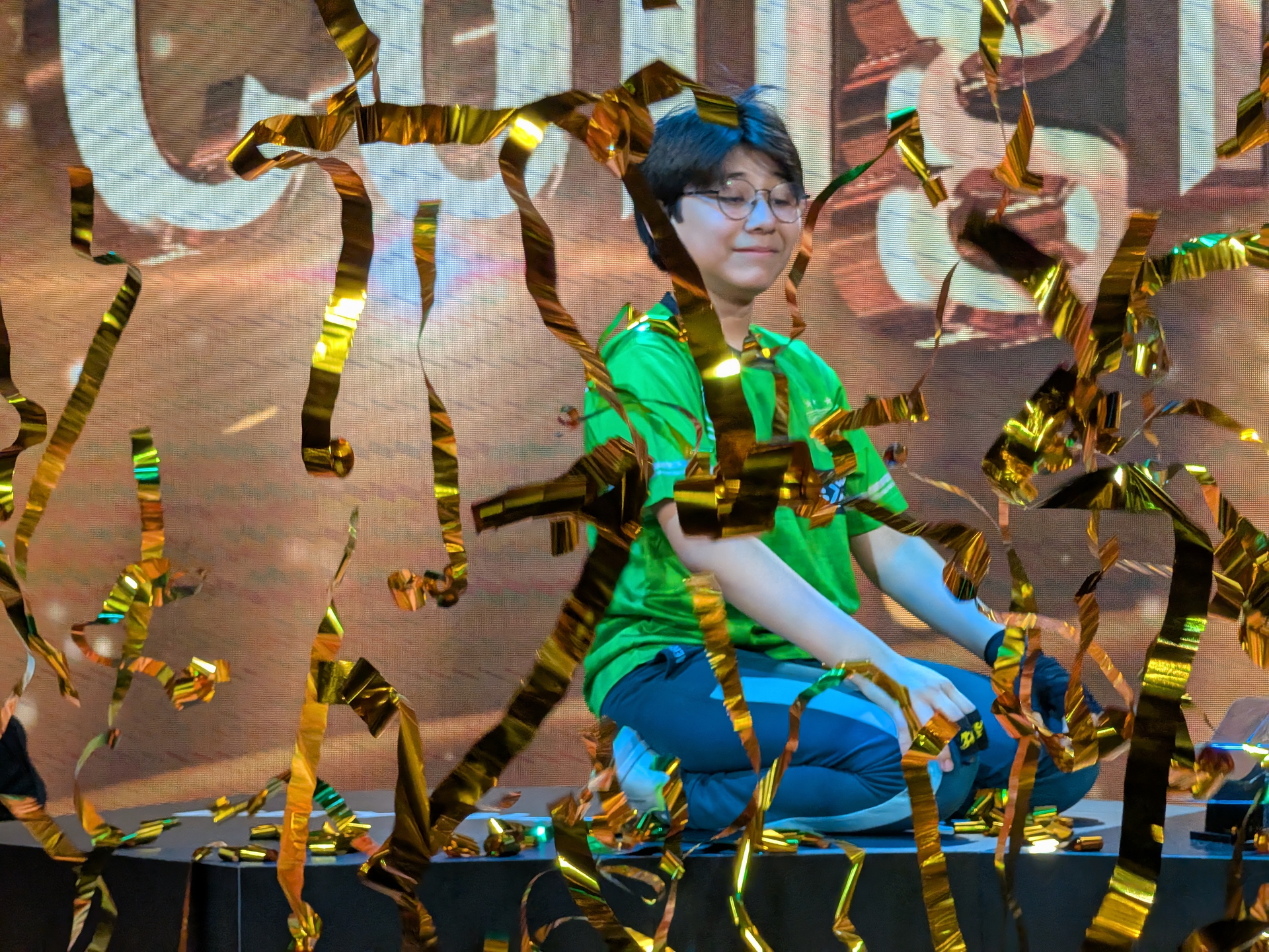 優勝の金テープが舞う中で勝利の余韻に浸る様子