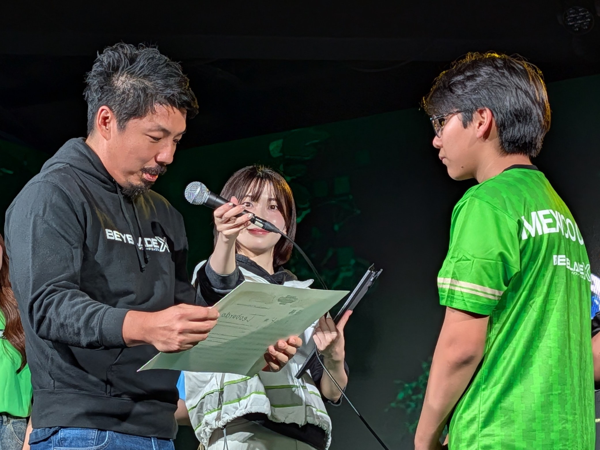 入賞した3人には、タカラトミー代表取締役社長、富山彰夫氏より賞状の授与が行なわれた