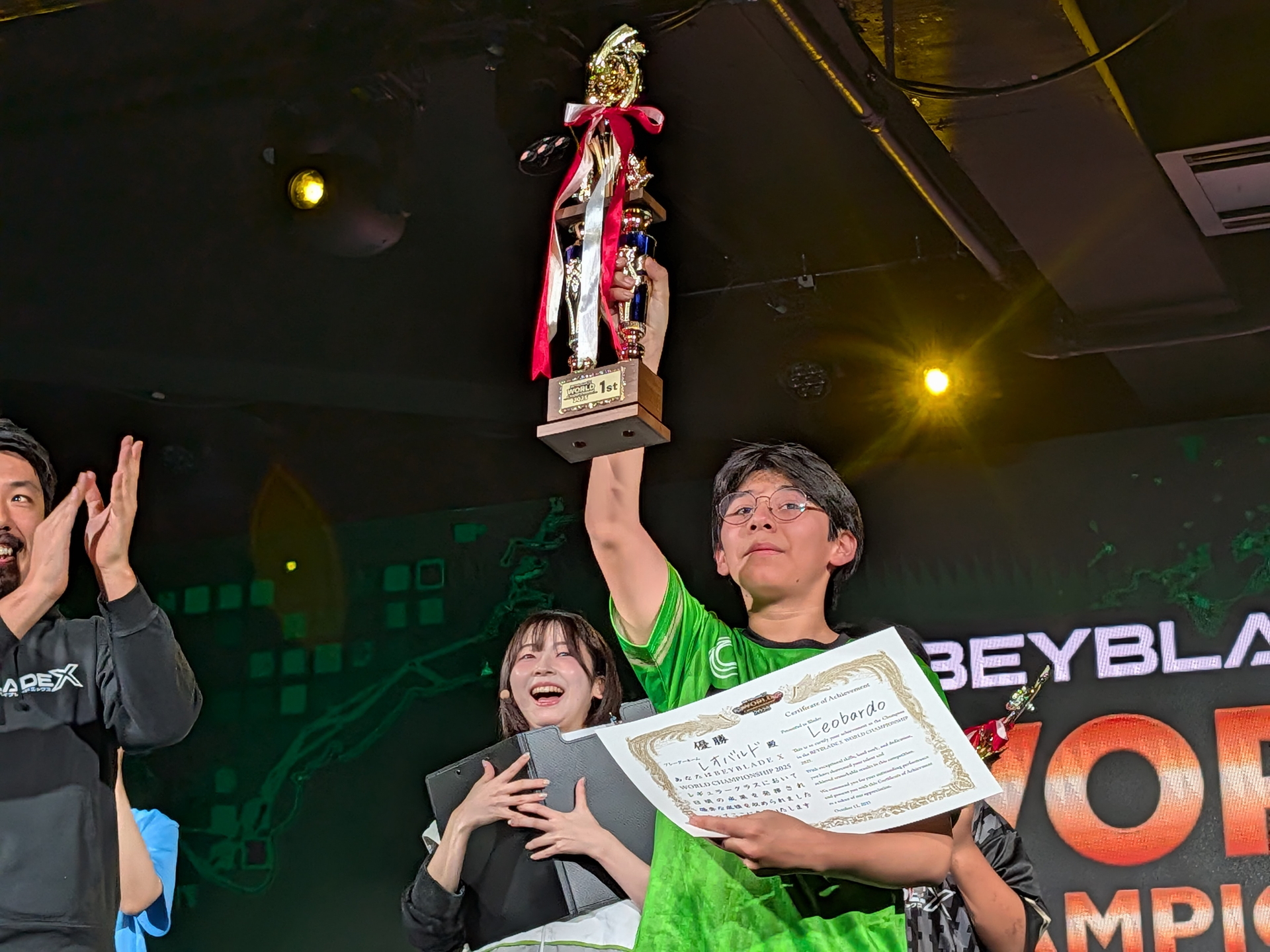 世界大会を勝ち上がり、世界王者となったメキシコシティ代表のLeobardoはトロフィーを高々と掲げた