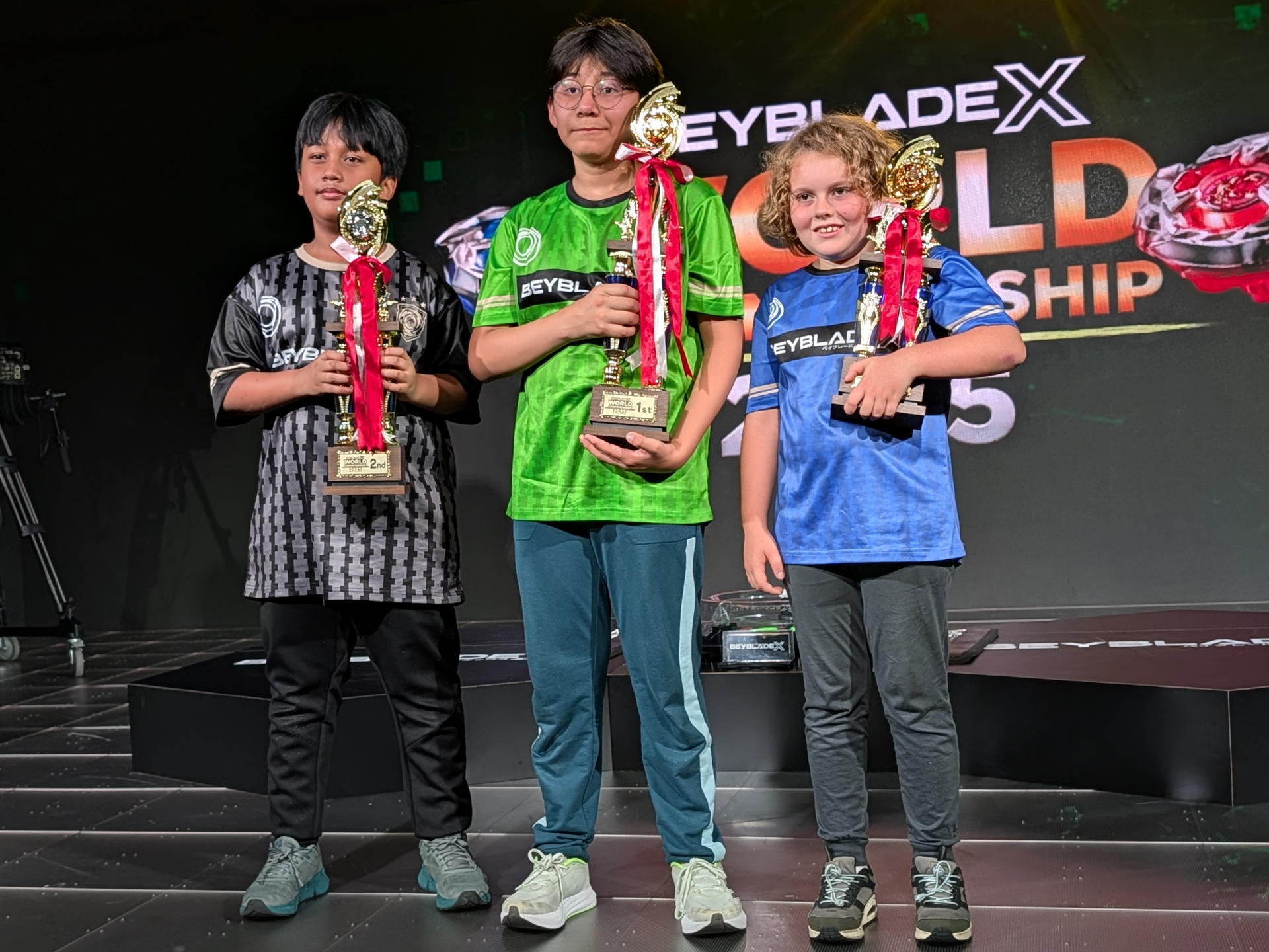 トロフィーを持っての記念撮影