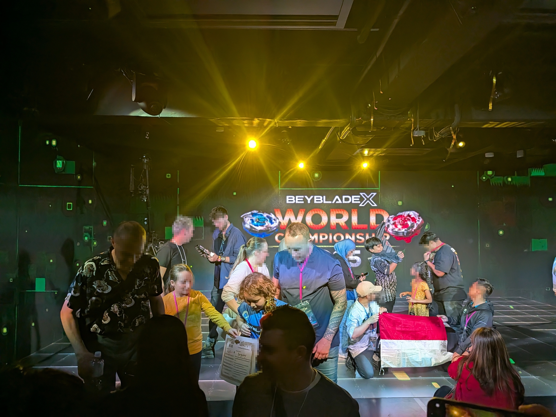 配信終了後もステージ上では記念撮影をしたり、各国メディアによる取材などが続き、しばらく賑やかな状態が続いた