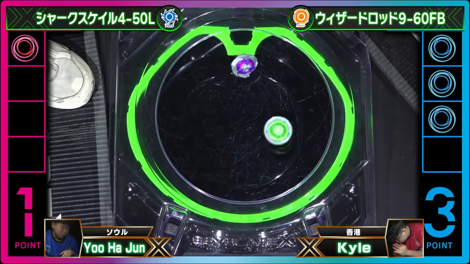 準決勝第1試合は香港代表のKyle選手とソウル代表のYoo Ha Jun選手の1戦。Kyle選手の使用ベイはエアロペガサス1-60R、ウィザードロッド9-60FB、シャークスケイル3-60LR、対するYoo Ha Jun選手の使用ベイはワルキューレブラストW9-60LR、ウィザードロッド1-60FB、シャークスケイル4-50L