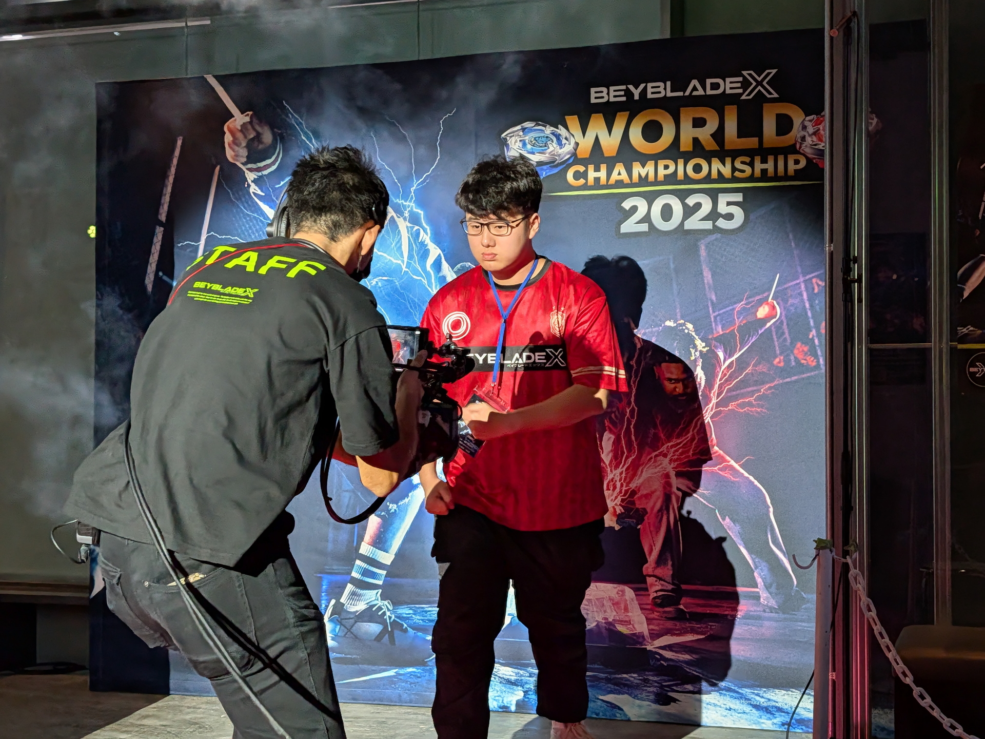 Kyle選手の入場シーン。カメラに向かって威圧的な眼光を光らせる