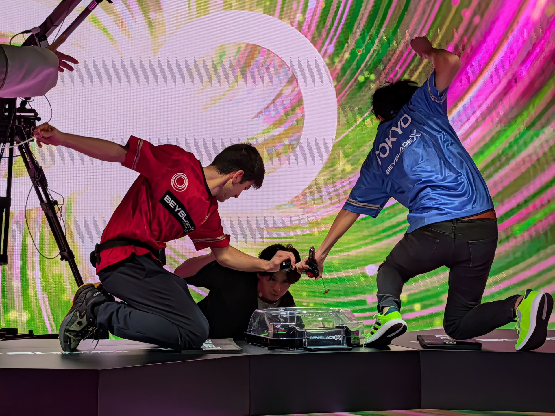 おまんじゅうキング選手の長身から繰り出すシュートが使えず、座り姿勢からシュートを繰り出す