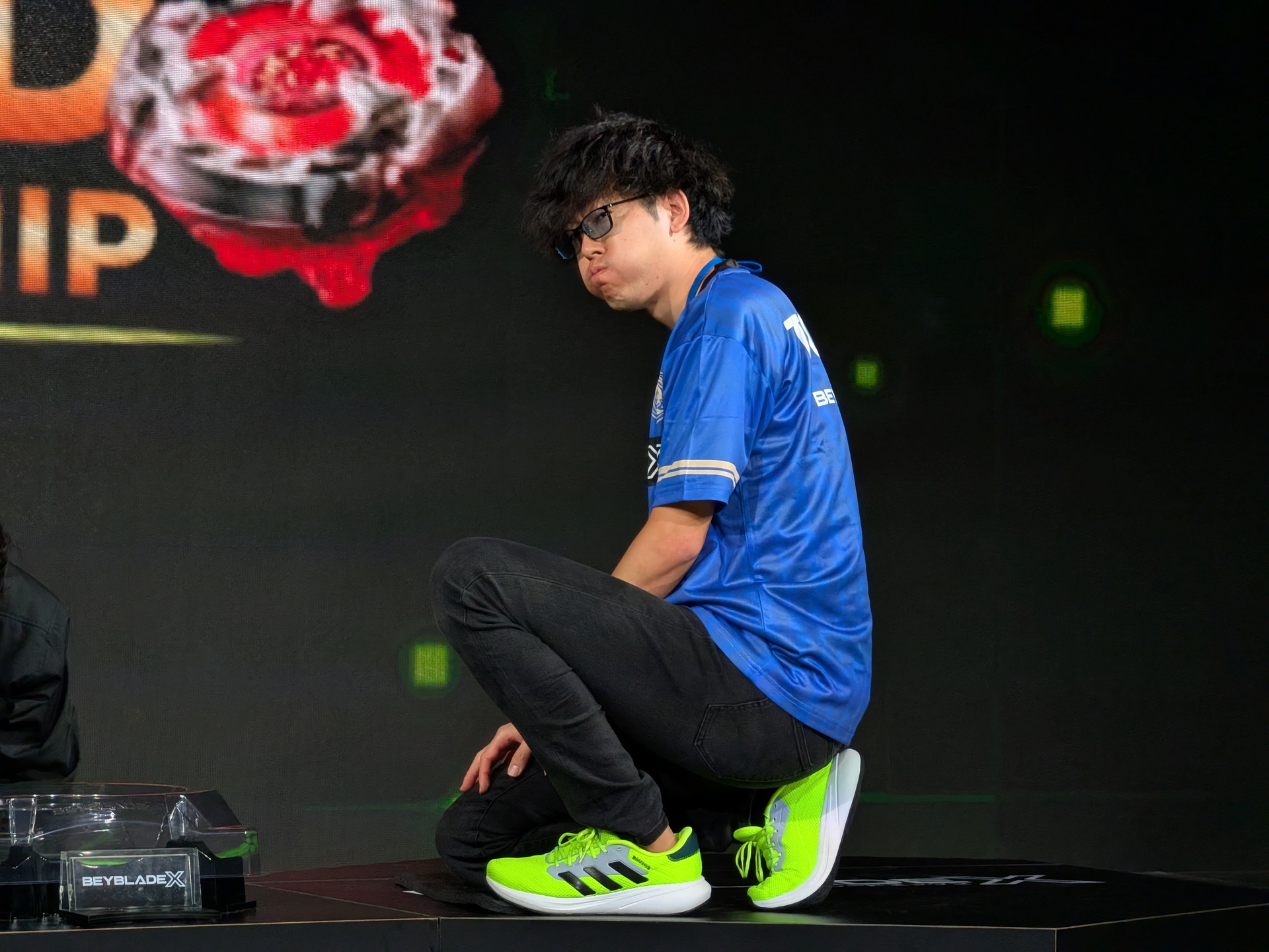 ウィザードロッド対決で負けてしまい悔しさを滲ませるおまんじゅうキング選手