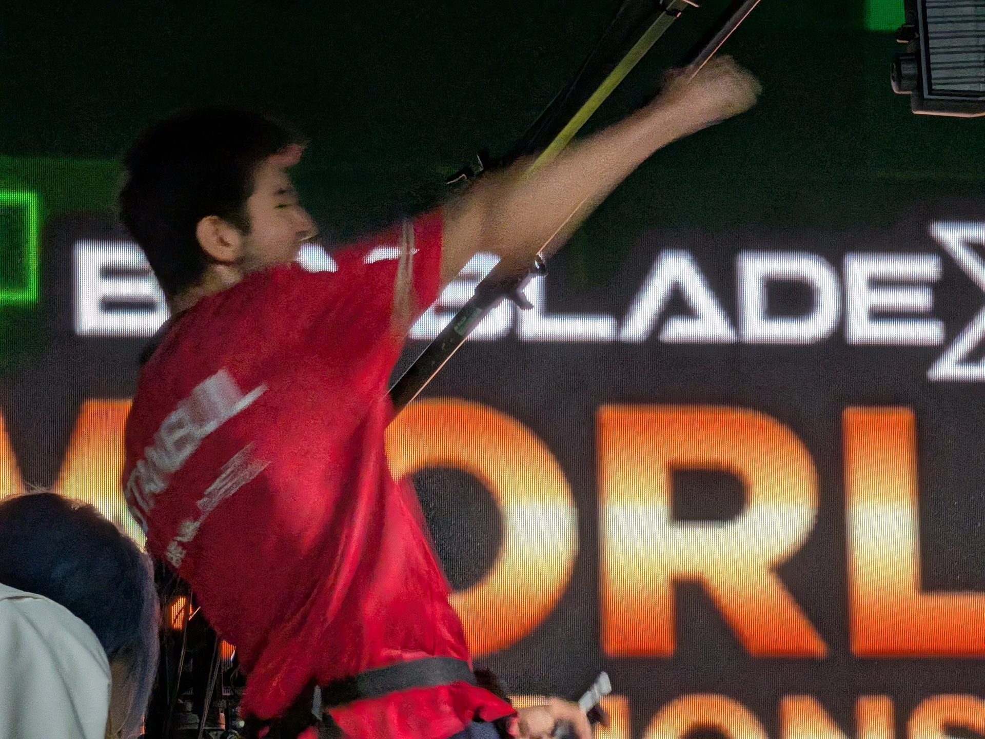 勝利してガッツポーズを見せるFahreddin選手